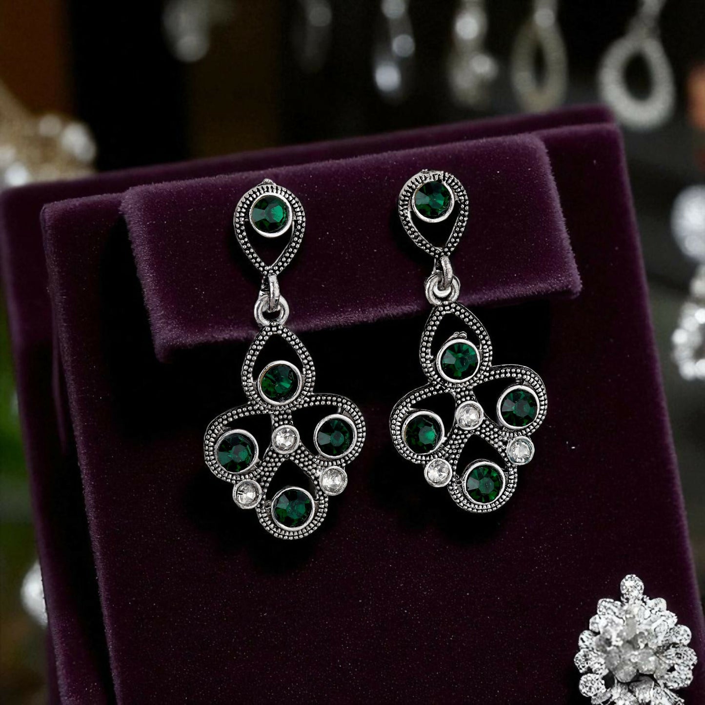 Antique Silver-Toned Choker Set with Emerald Green Stones