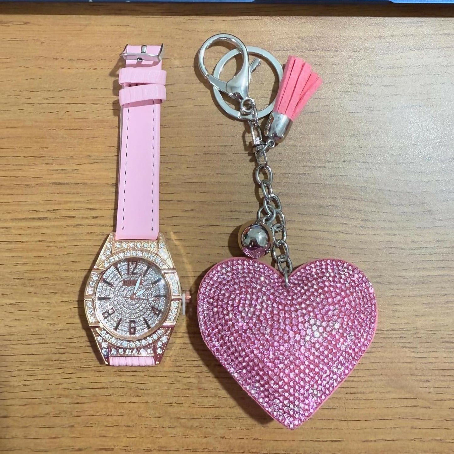Stylish Leather Strap Analog Watch with Sparkling Heart Keychain – Elegant Gift Set for Women & Girls, Fashion Wrist Watch Combo with Charm Accessory in Gift Box