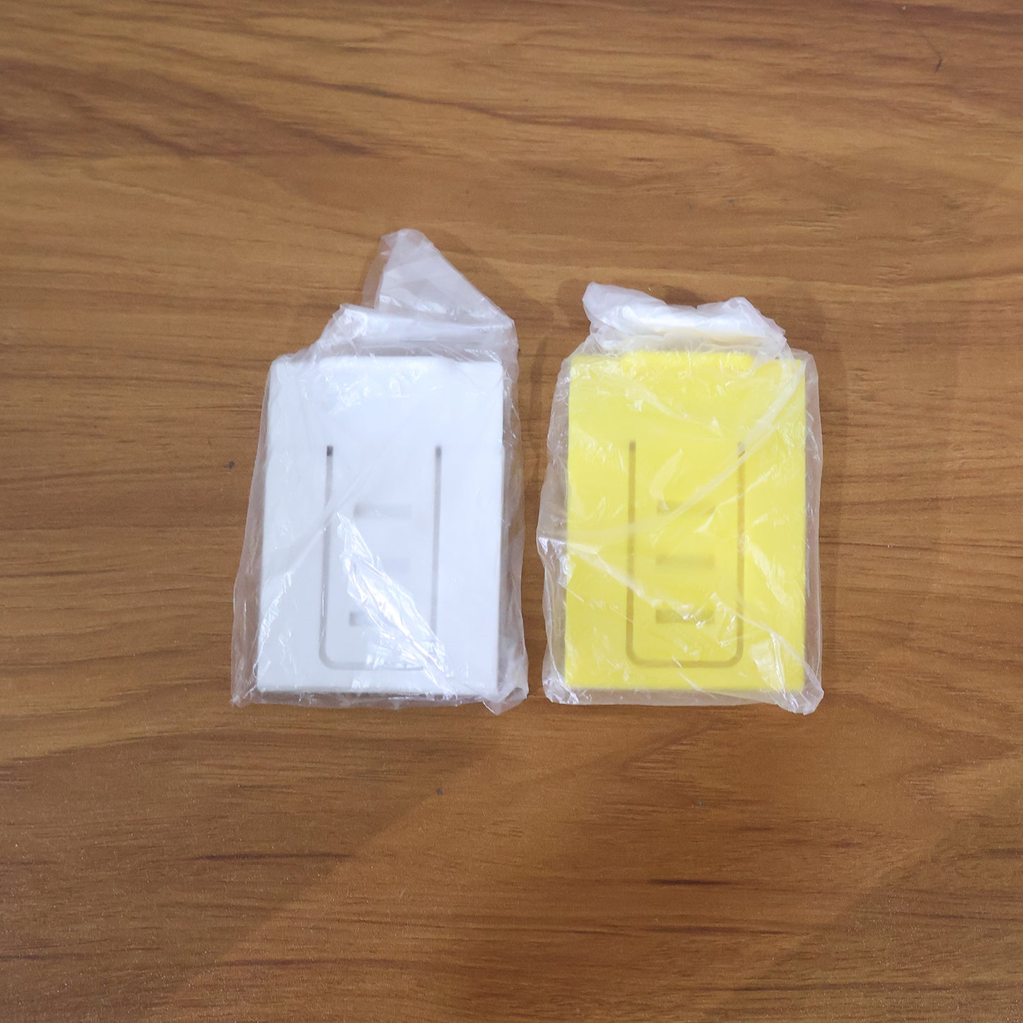 Durable Plastic Mobile Phone Stand with Angled Support (1 Pc / Mix Color)