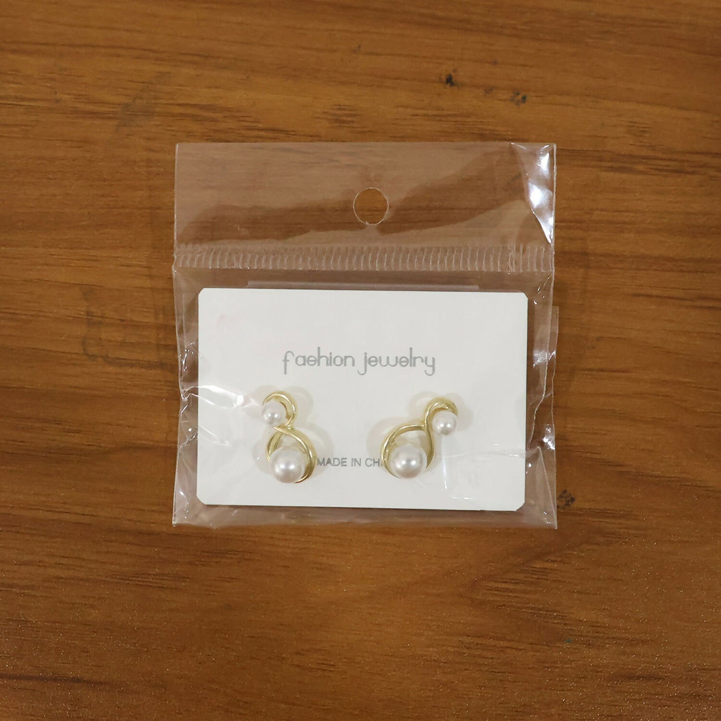 Detailed image of Korean pearl infinity stud earrings texture