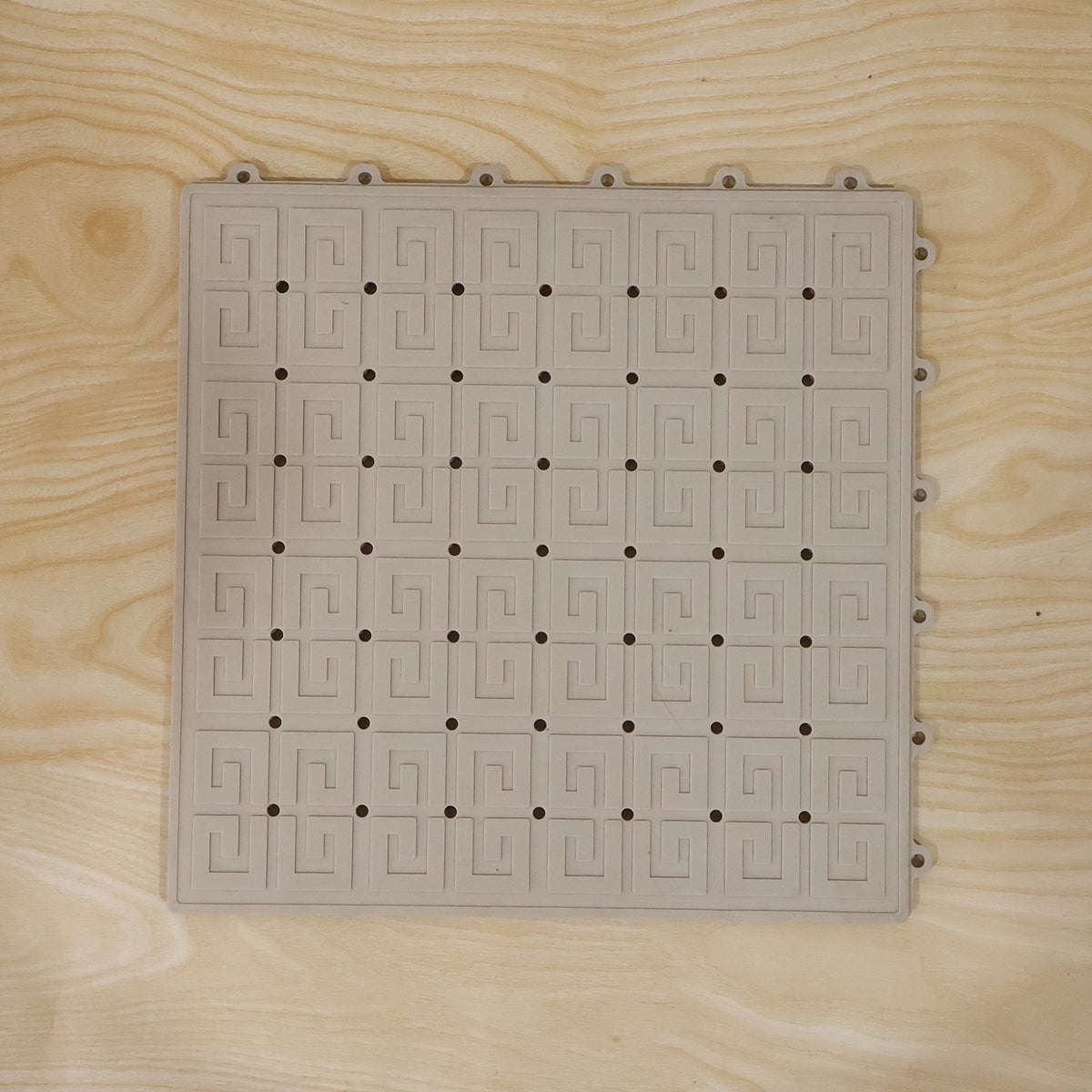 Long-lasting durable safety mat for wet floors in hotels and wellness centers