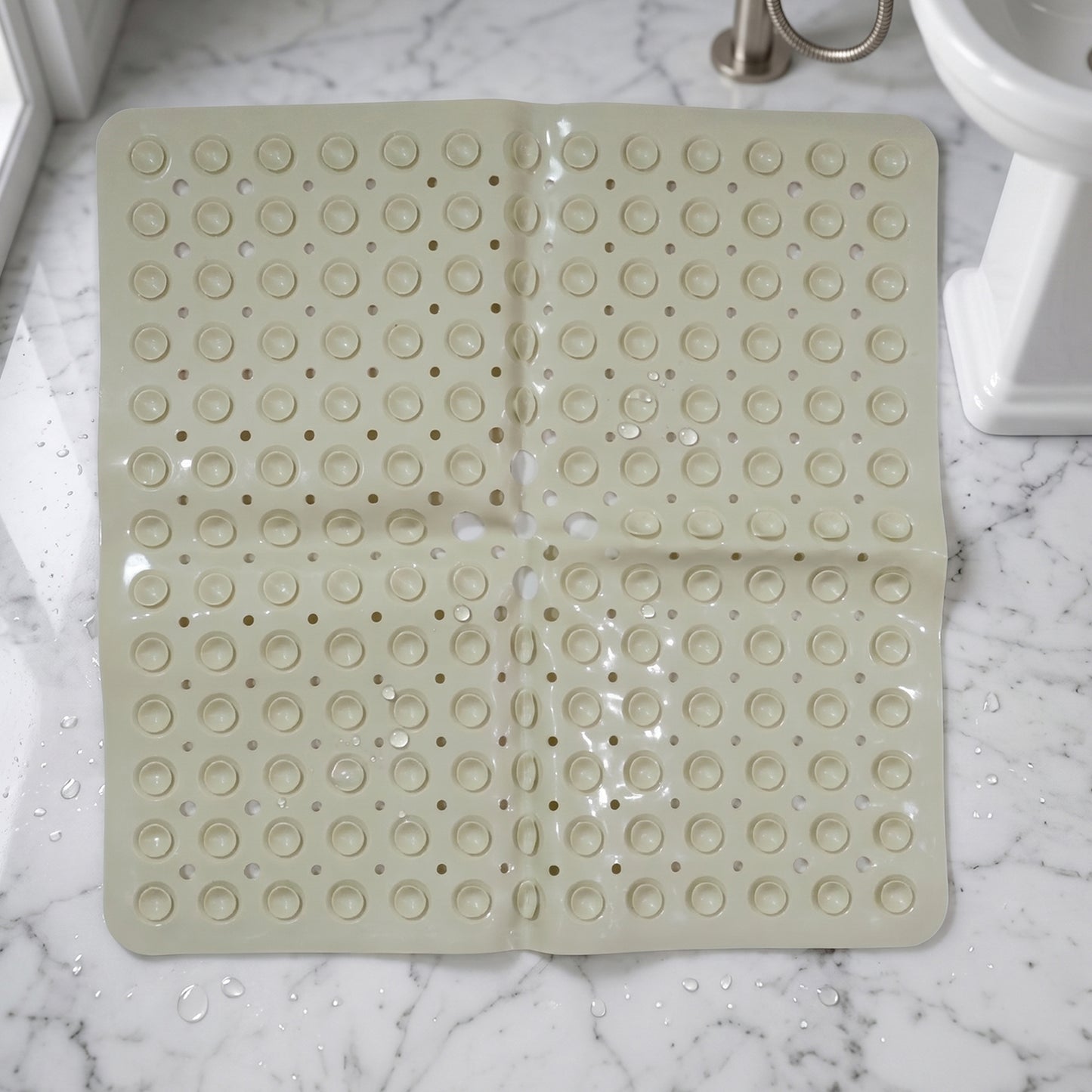 square bath mat with suction grip
