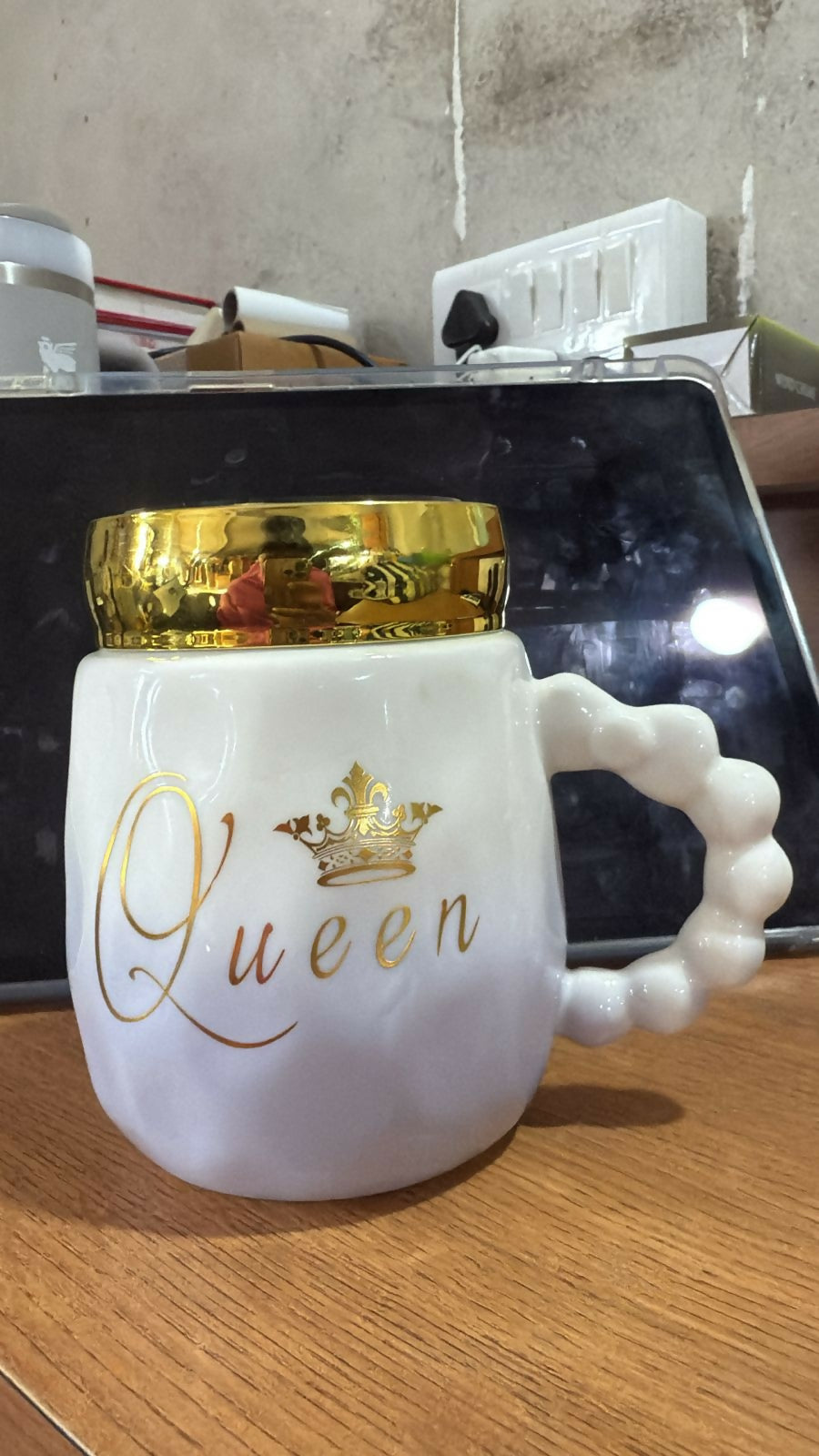 Premium Queen Ceramic Coffee Mug with Golden Lid – Elegant Pink and White Gradient Cup with Pearl Handle – Luxury Glossy Finish Mug for Tea, Coffee & Gifting
