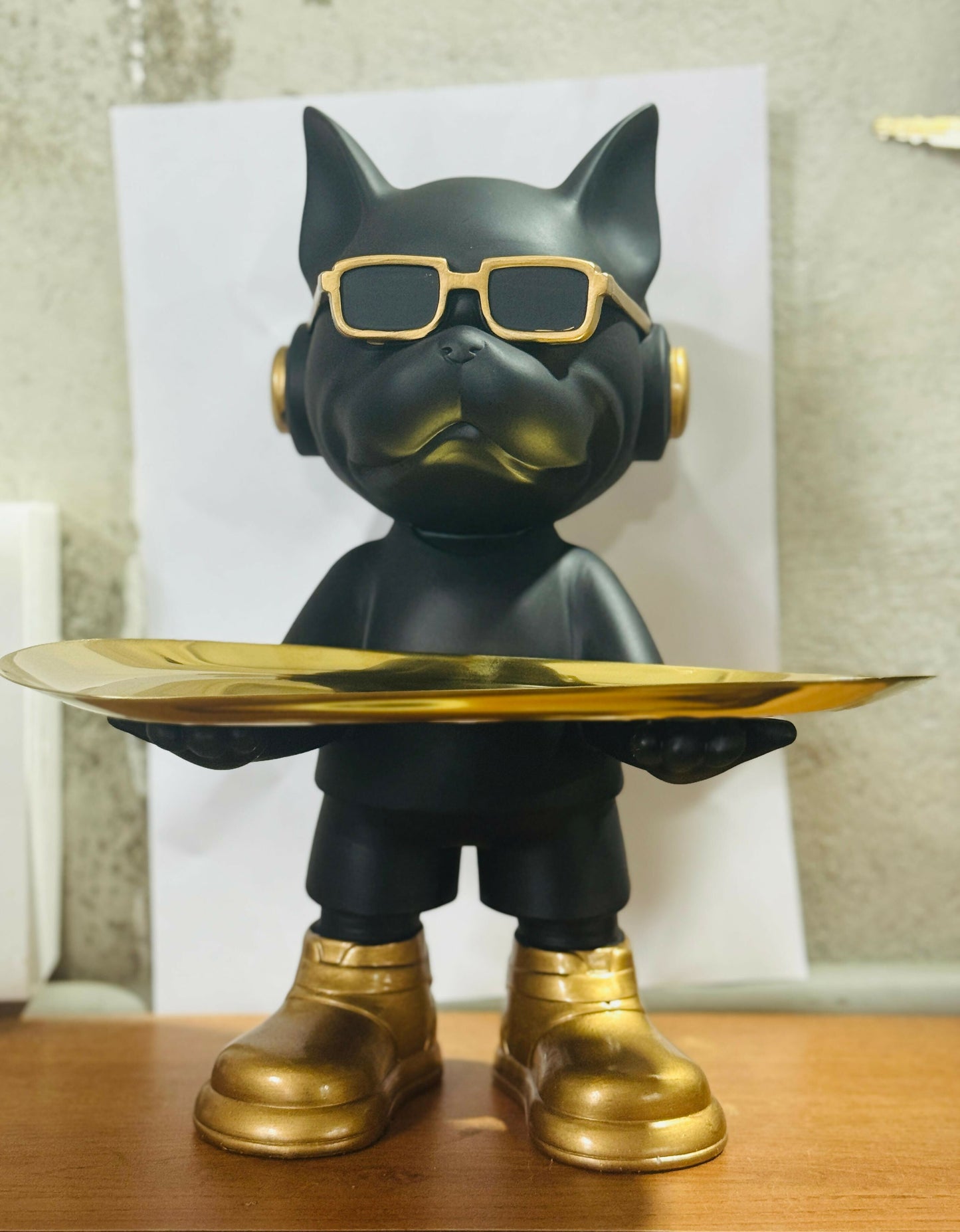 Luxury Black & Gold Bulldog Butler Figurine with Tray – Modern Resin Dog Showpiece with Sunglasses & Headphones – Stylish Decorative Tray Stand for Keys, Coins & Snacks – Funky Home & Office Décor Gift Item
