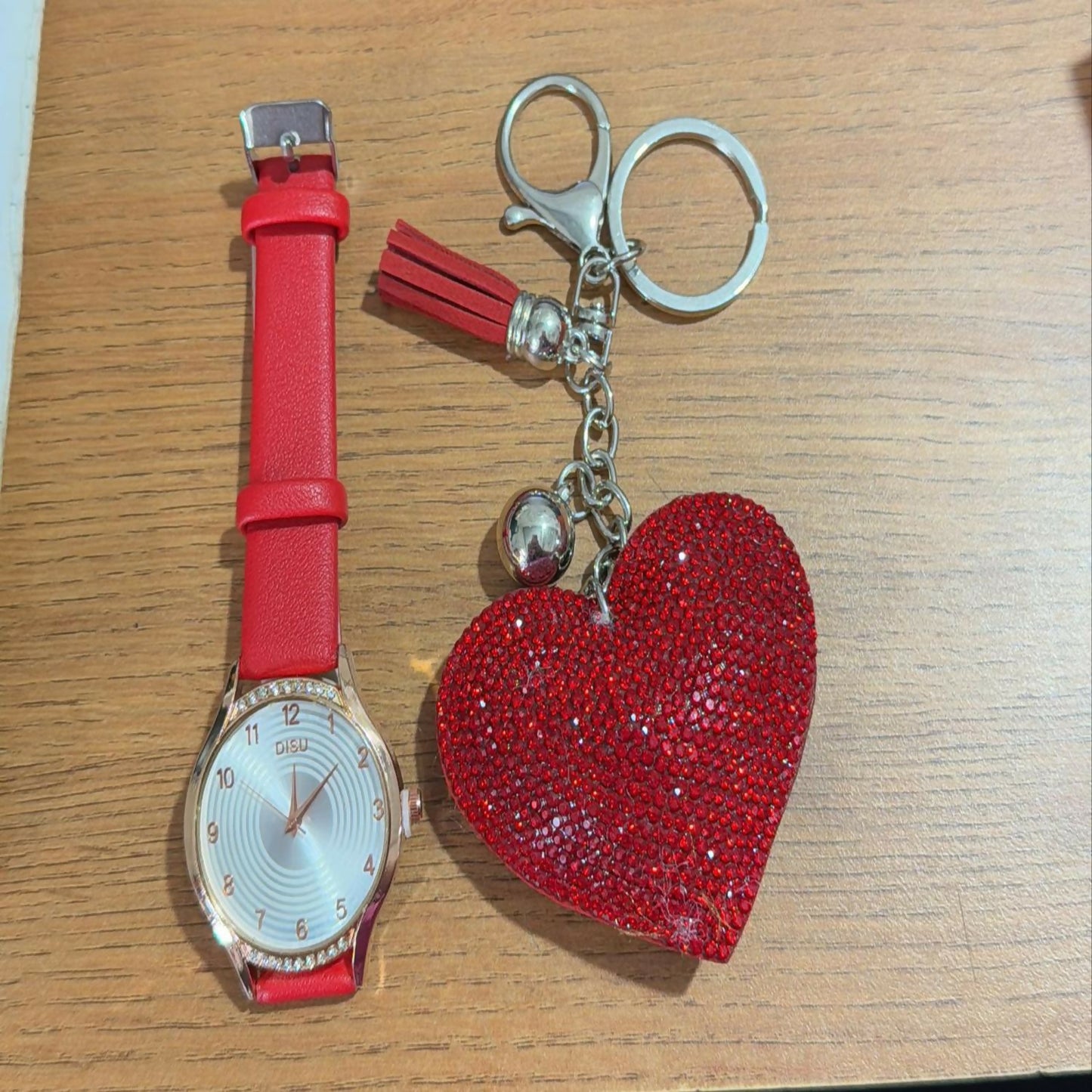 Stylish Leather Strap Analog Watch with Sparkling Heart Keychain – Elegant Gift Set for Women & Girls, Fashion Wrist Watch Combo with Charm Accessory in Gift Box