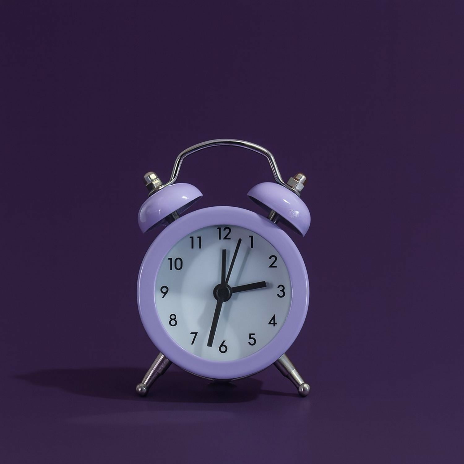 Mini Twin Bell Alarm Clock – Compact Retro Style Purple Metal Table Clock with Loud Alarm, Battery Operated Analog Bedside Desk Clock for Kids, Students & Home Décor