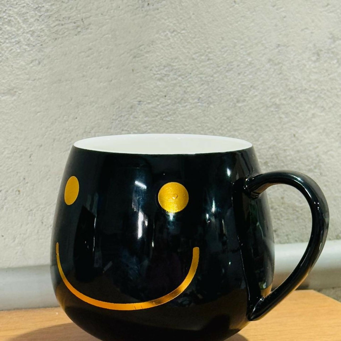 Premium Black Ceramic Coffee Mug with Golden Smile & Eyelash Design – Large Round Tea Cup for Home, Office & Gifting | Stylish Modern Aesthetic Cup | Microwave & Dishwasher Safe | Unique Smiley Face Mug 350ml