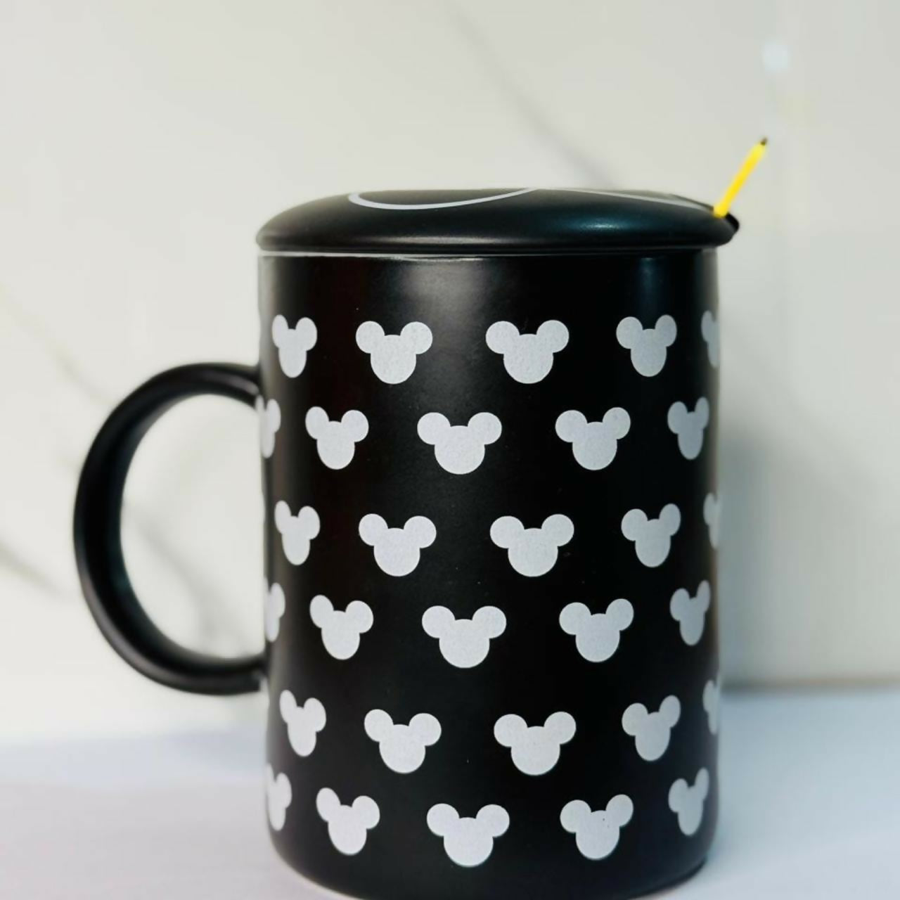 Large Ceramic Coffee Mug with Lid and Spoon – Modern Matte Finish Cup with Cute Character Pattern – Perfect for Tea, Coffee, Hot Chocolate, Milk – Ideal for Office, Home, Gifting & Daily Use