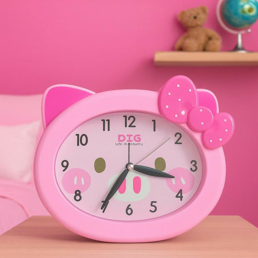 Cute Piggy Design Pink Table Clock with Bow – Cartoon Style Analog Quartz Alarm Clock for Kids Room, Bedroom & Home Decor, Silent Movement Study Desk Clock (Plastic, Battery Operated)