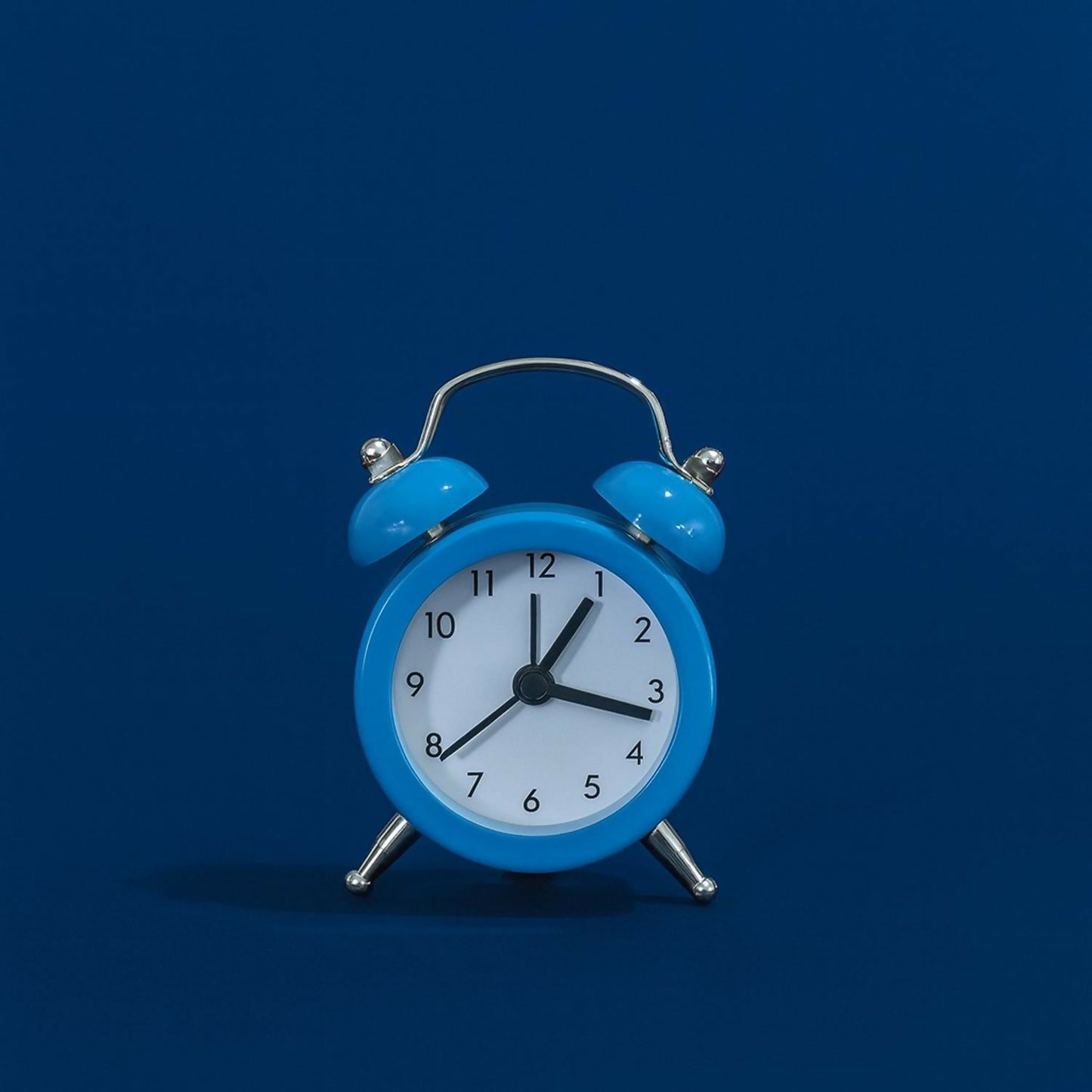 Classic Retro Mini Twin Bell Alarm Clock – Small Size Table Clock with Loud Ring, Battery Operated Analog Desk Clock for Study, Office, Kids Room & Home Decor (Blue, Portable Miniature Design)