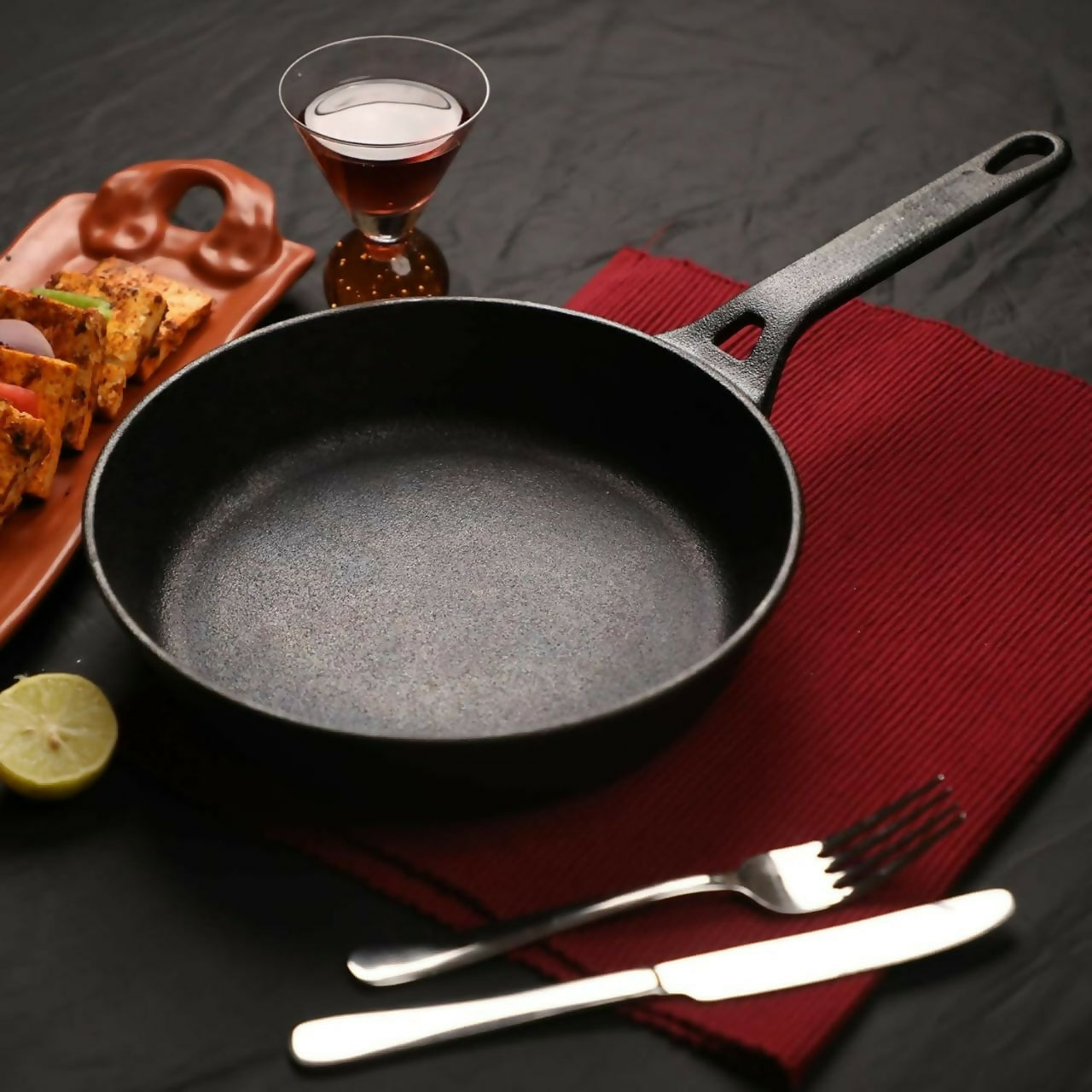 Pre-seasoned 22cm cast iron skillet with long handle