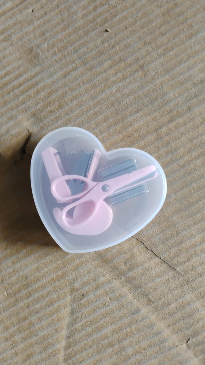 मिनी ऑफिस स्टेशनरी सेट - स्टेपलर, कैंची, पेपर क्लिप, टेप डिस्पेंसर, पारदर्शी टेप और स्टेपल