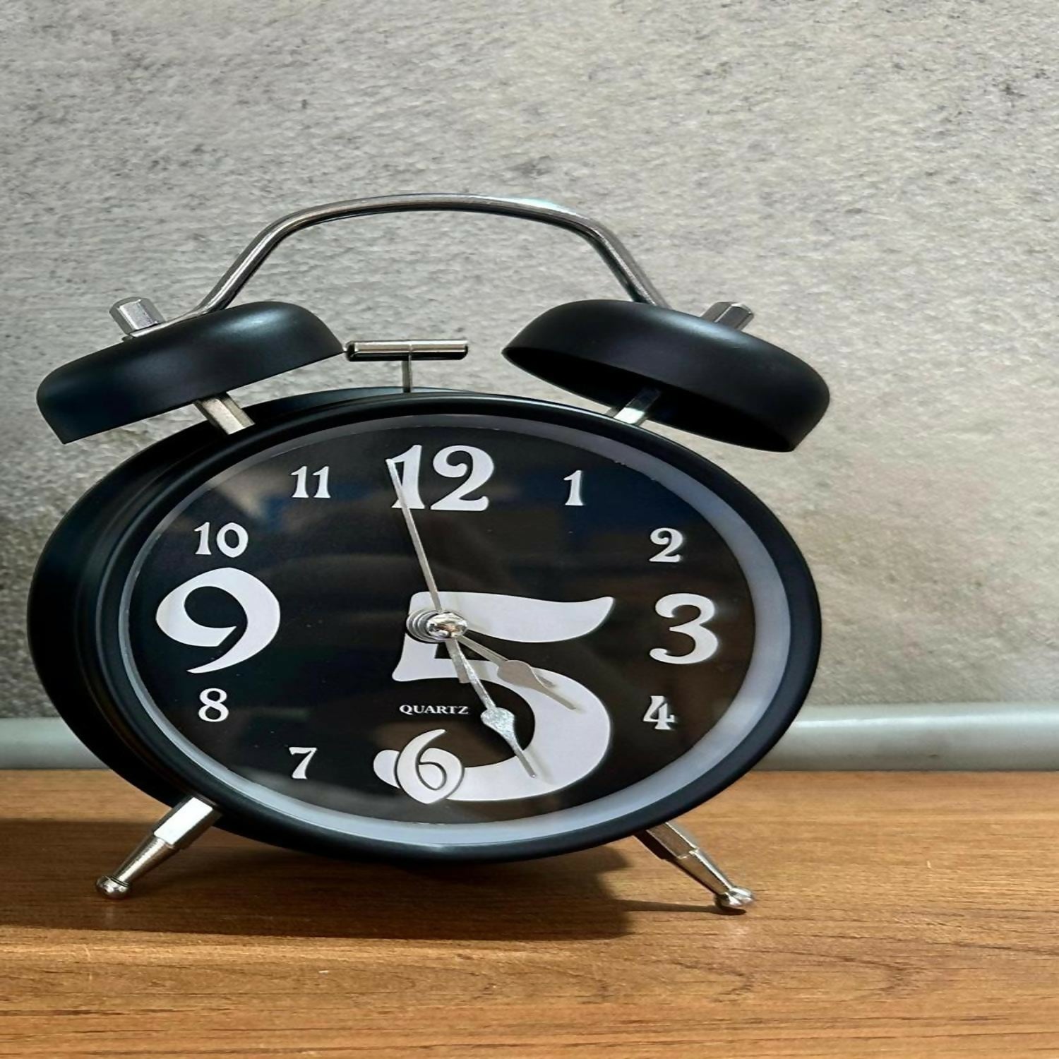 Vintage Classic Black Twin Bell Analog Alarm Clock for Bedroom, Retro Style Loud Desk Clock with Night Light & Silent Quartz Movement – Battery Operated Table Clock for Office, Home, Kids & Adults