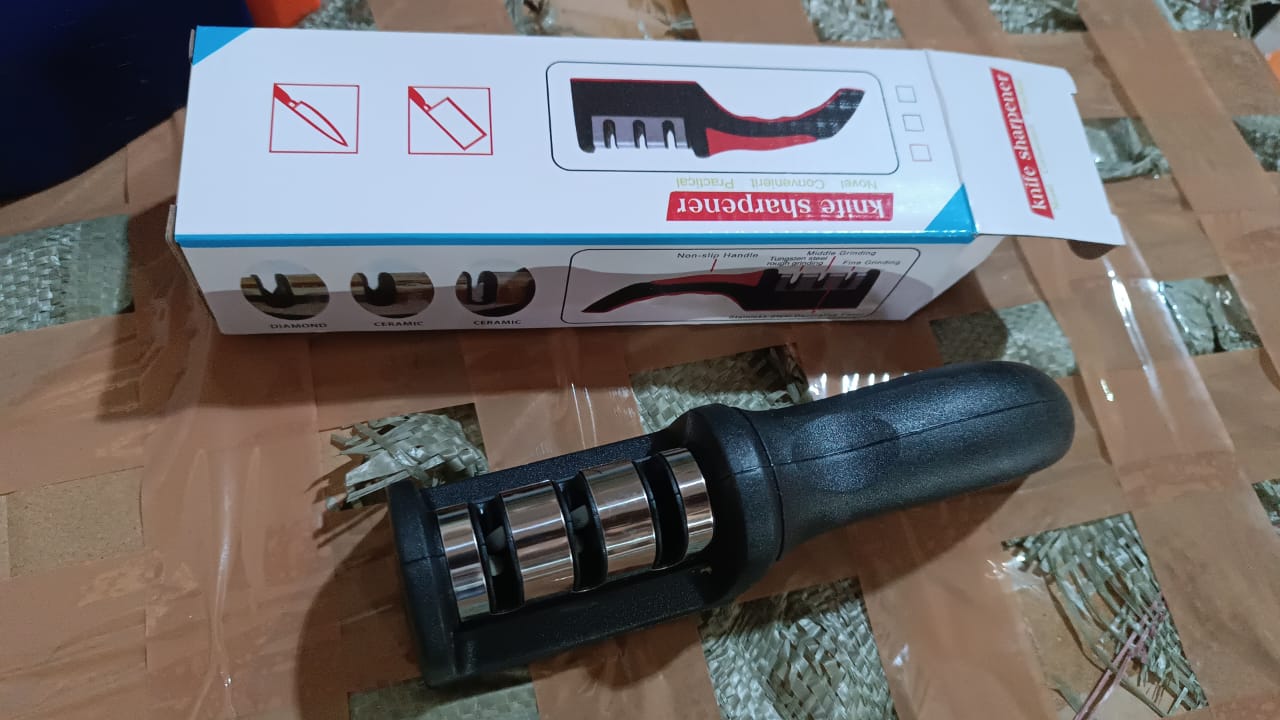 2051 મેન્યુઅલ રેડ નાઇફ શાર્પનર 3 સિરામિક નાઇફ અને સ્ટીલ નાઇવ્સ માટે સ્ટેજ શાર્પનિંગ ટૂલ.