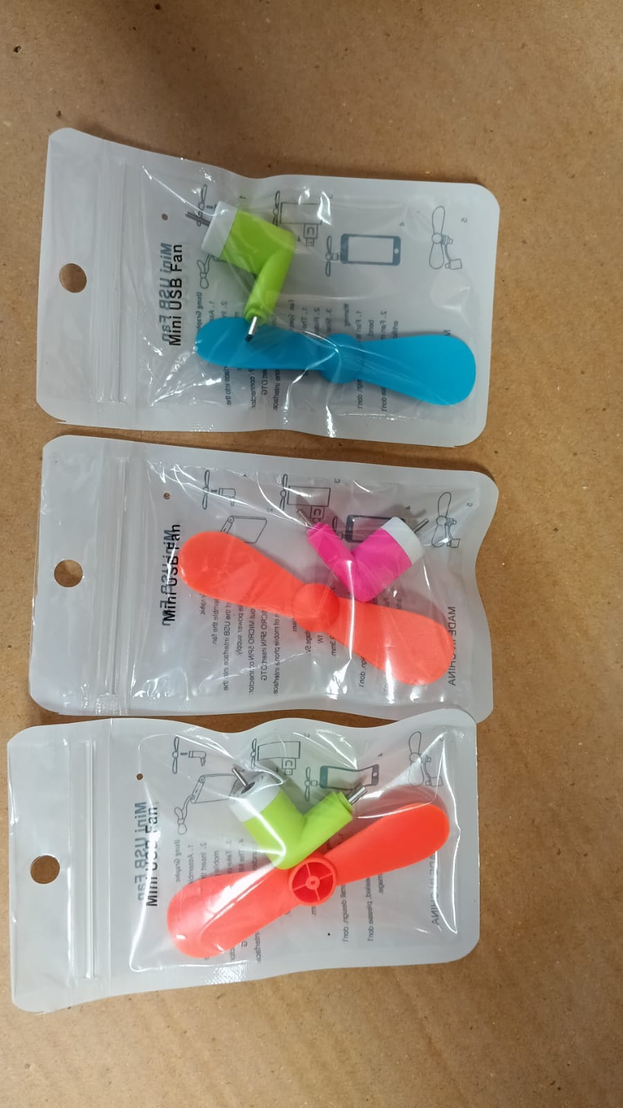 मिनी यूएसबी पंखा तुरन्त, कहीं भी और कभी भी ठंडी हवा पाने के लिए।