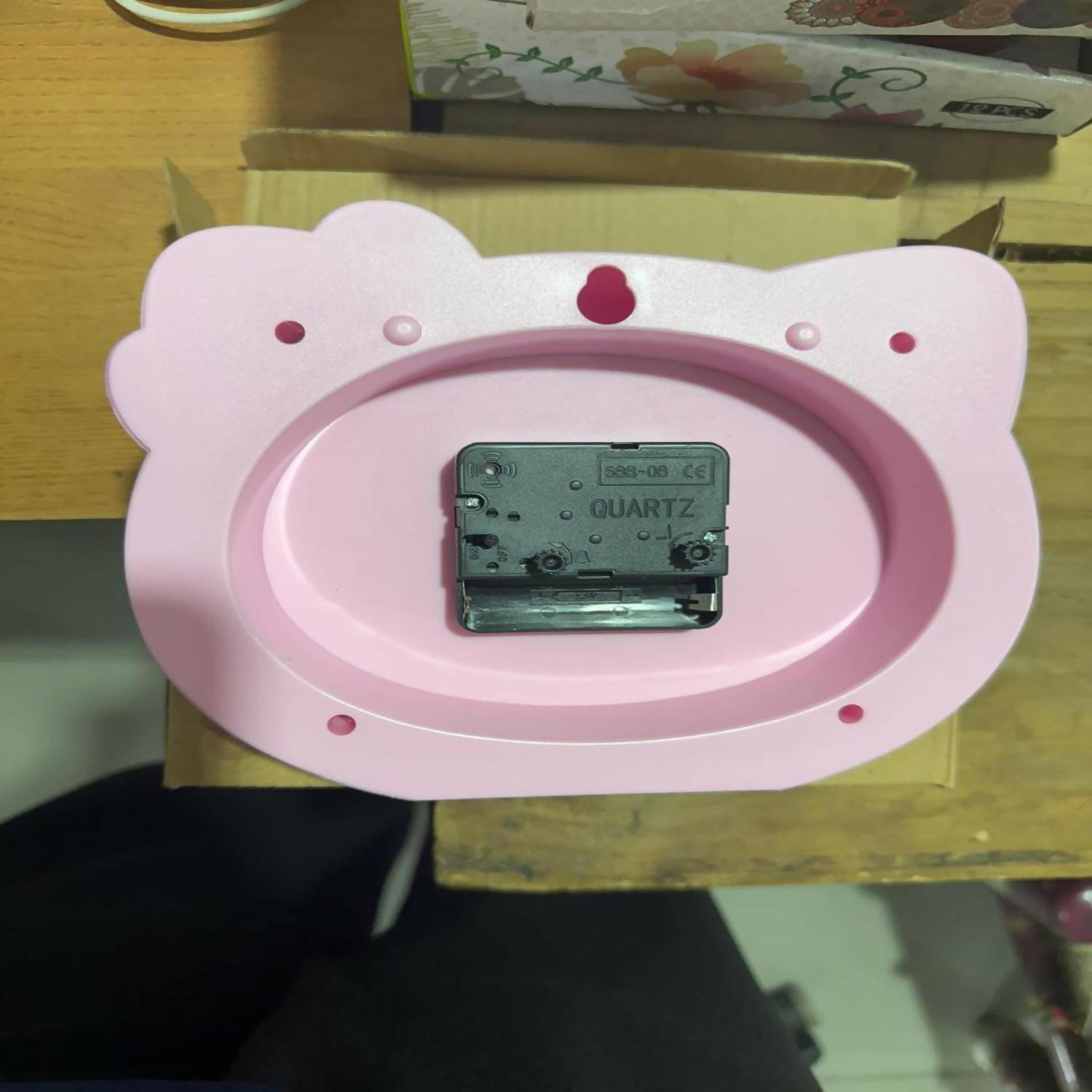 Cute Piggy Design Pink Table Clock with Bow – Cartoon Style Analog Quartz Alarm Clock for Kids Room, Bedroom & Home Decor, Silent Movement Study Desk Clock (Plastic, Battery Operated)