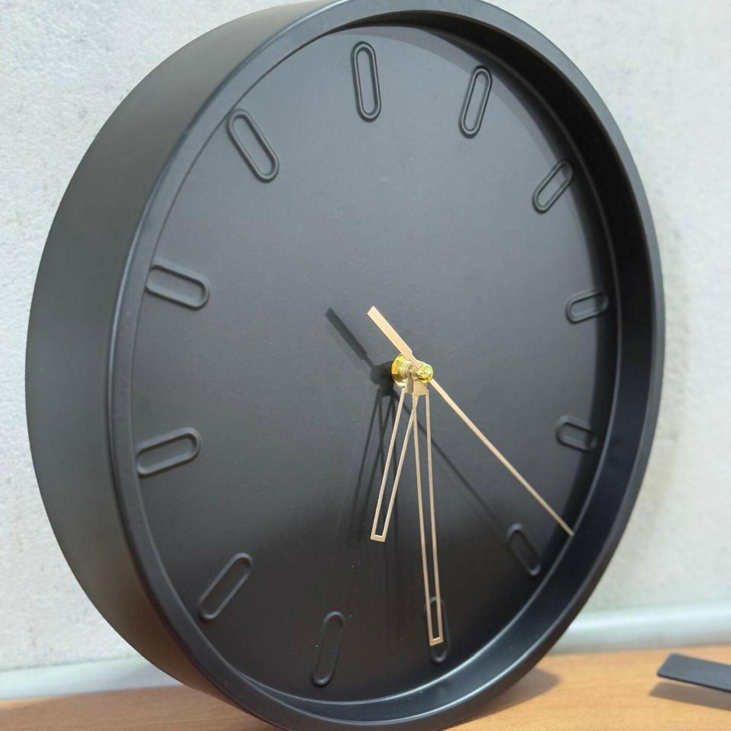 Minimalist Black Wall Clock with Silent Sweep Movement – Modern Round Decorative Wall Clock with Golden Hands, Battery Operated, Stylish Home & Office Wall Décor (12 Inch)