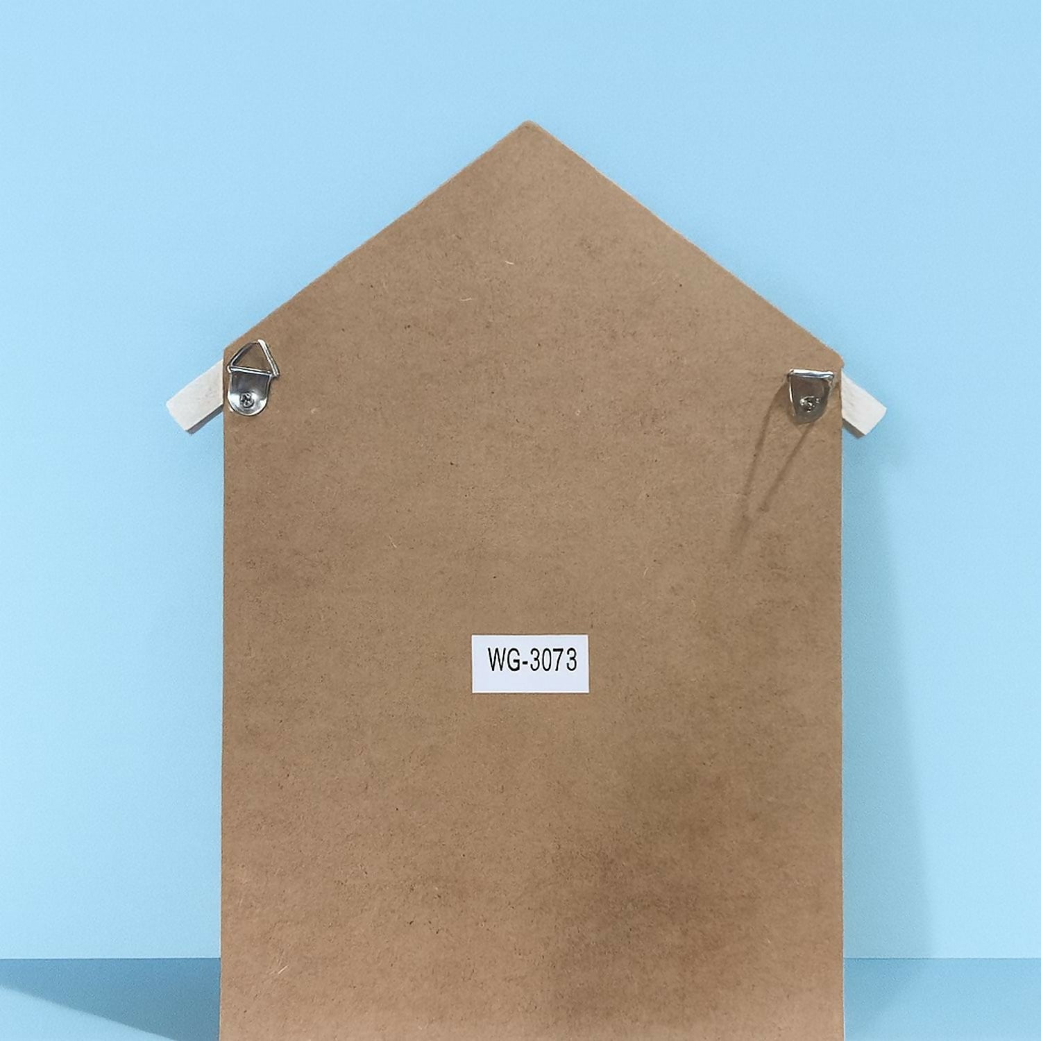 Rustic Wooden Wall Key Holder with “Sweet Home” Floral Engraving – Decorative House-Shaped Key Organizer with 2 Metal Hooks for Entryway, Living Room & Home Décor