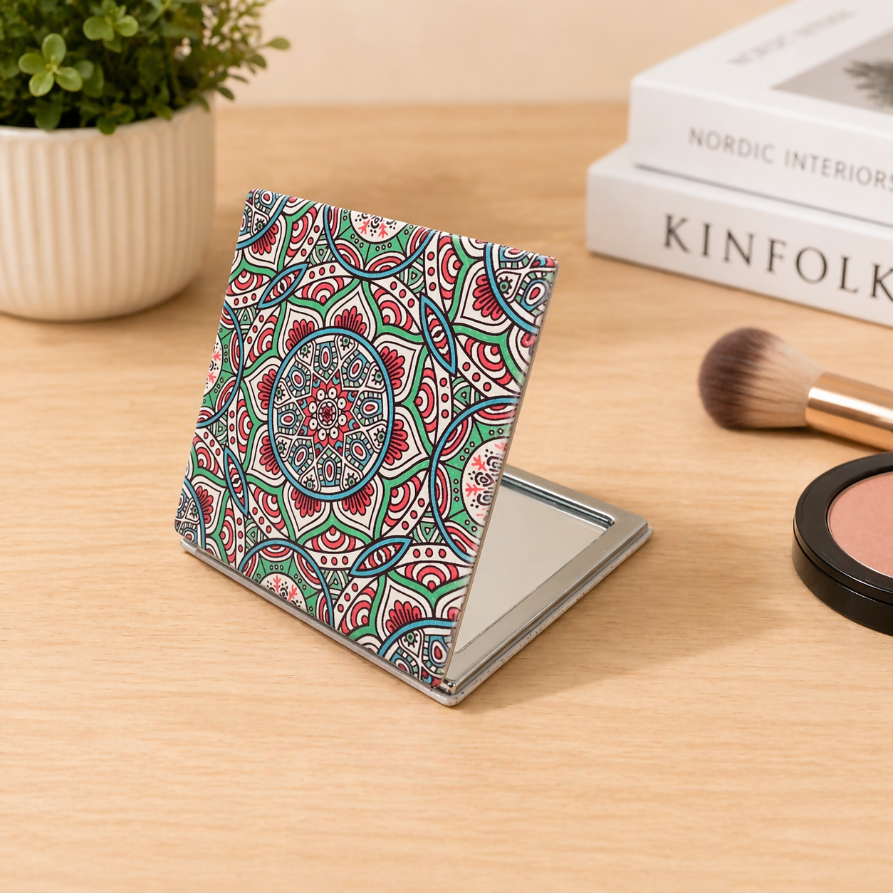 Compact makeup mirror fitting easily inside a handbag