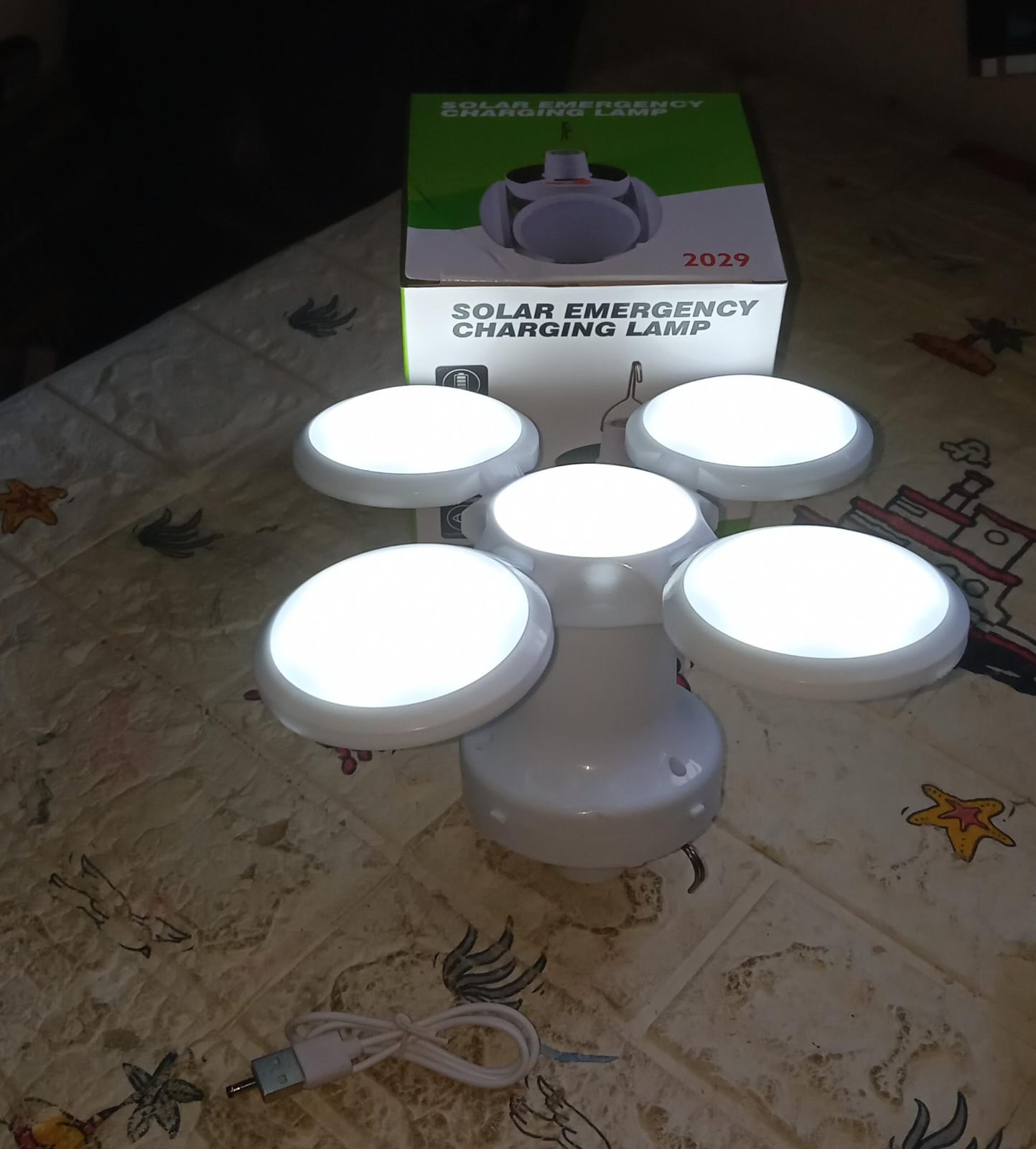 12590 સોલર મલ્ટી-ફંક્શનલ ઇમરજન્સી એલઇડી લાઇટ બલ્બ સાથે યુએસબી ચાર્જિંગ, એલઇડી કેમ્પિંગ લેમ્પ, કેમ્પિંગ લેમ્પ, યુએસબી રિચાર્જેબલ, 5 બ્રાઇટનેસ લાઇટ મોડ્સ, ફોલ્ડેબલ કેમ્પિંગ લાઇટ, SOS IP65 વોટરપ્રૂફ કેમ્પિંગ લાઇટ, બ્લેકઆઉટ ઇમરજન્સી સાધનો, કેમ્પિંગ ગેજેટ્સ