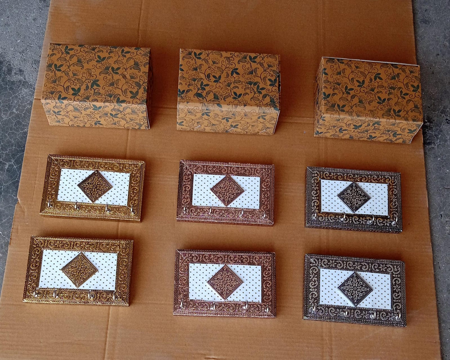 हस्तशिल्प मीनाकारी लकड़ी की चाबी धारक | आपके घर की सजावट और उपहार के लिए दीवार पर लटकाने वाला चाबी धारक स्टाइल, प्रवेश द्वार, रसोई, कार्यालय, बेडरूम के लिए सजावटी कुंजी आयोजक की धारक (2 पीस सेट)