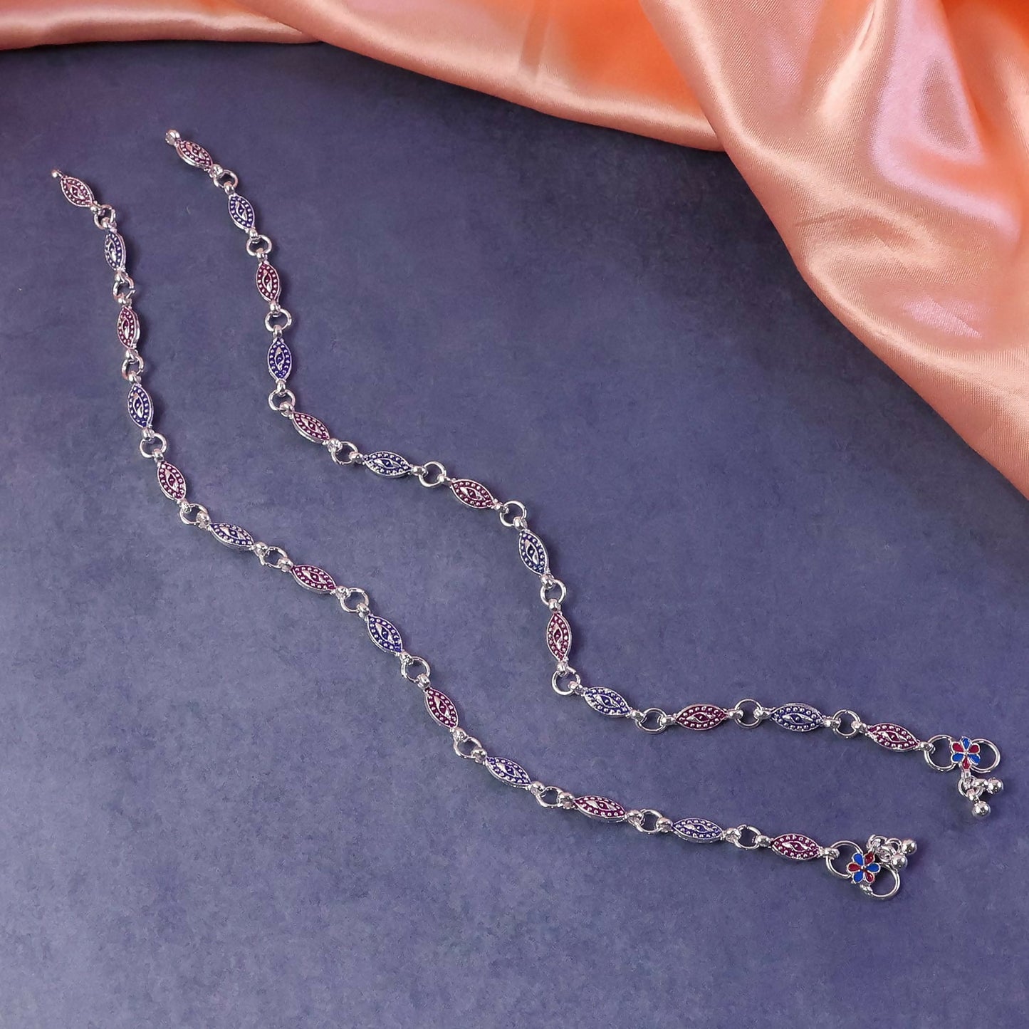 Detailed leaf link pattern on dual tone anklet
