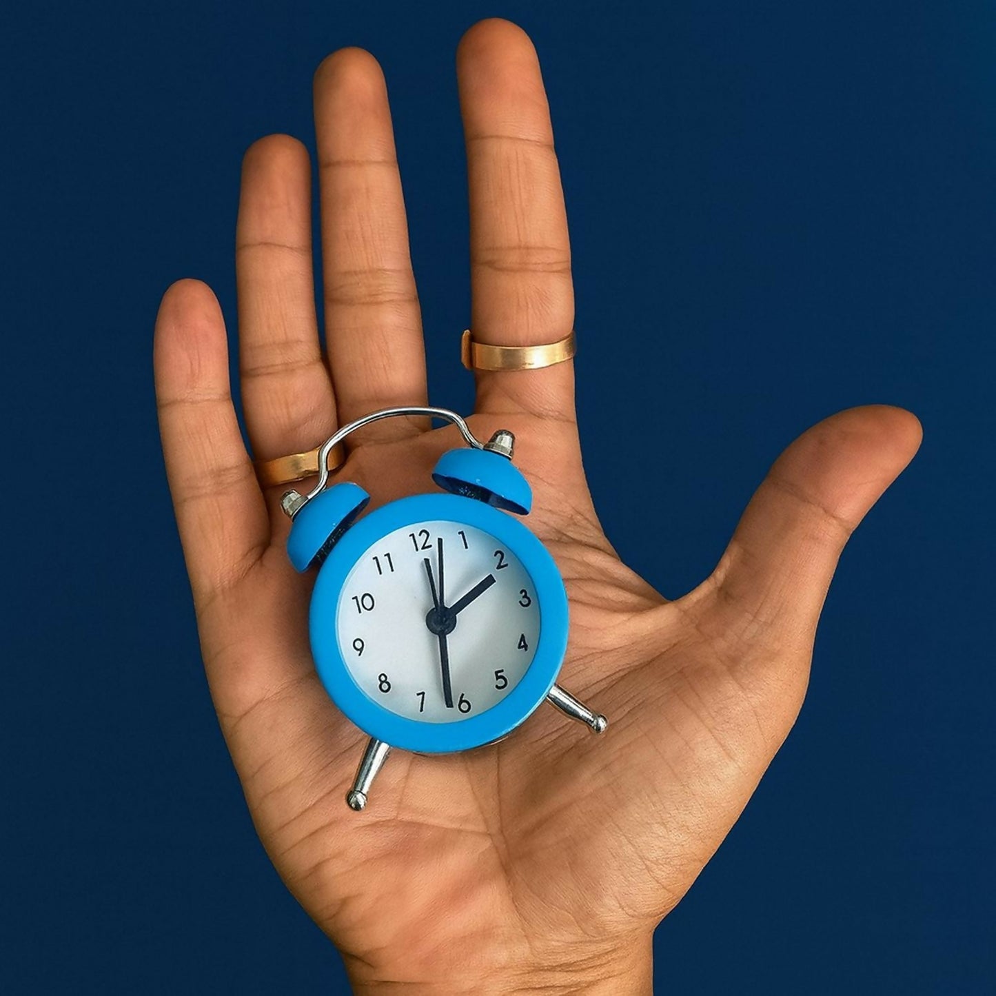 Classic Retro Mini Twin Bell Alarm Clock – Small Size Table Clock with Loud Ring, Battery Operated Analog Desk Clock for Study, Office, Kids Room & Home Decor (Blue, Portable Miniature Design)