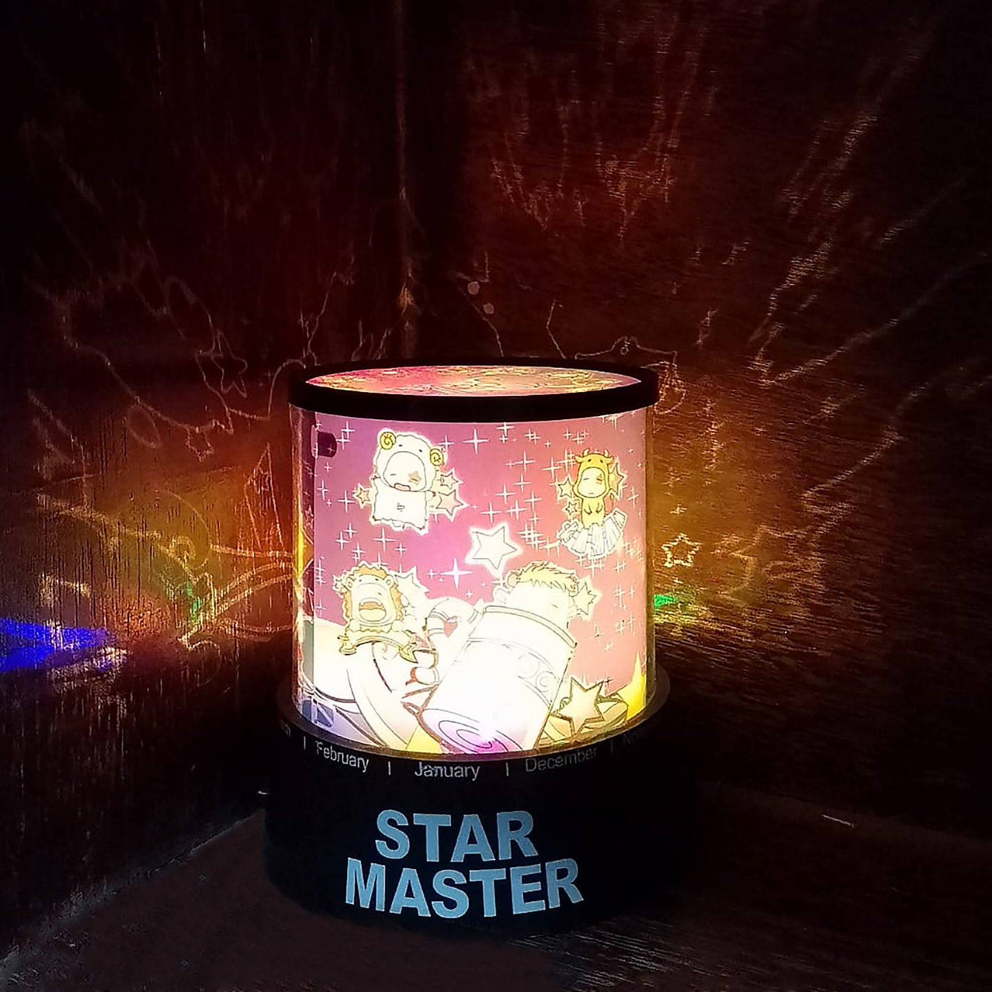 एलईडी प्रोजेक्टर नाइट लाइट अद्भुत लैंप, 3 बैटरी संचालित लैंप, संगीत समारोह के साथ रोटेशन, बच्चों के बेडरूम के लिए मास्टर होम सजावट रात रोमांटिक उपहार (बैटरी शामिल नहीं / 1 पीसी)