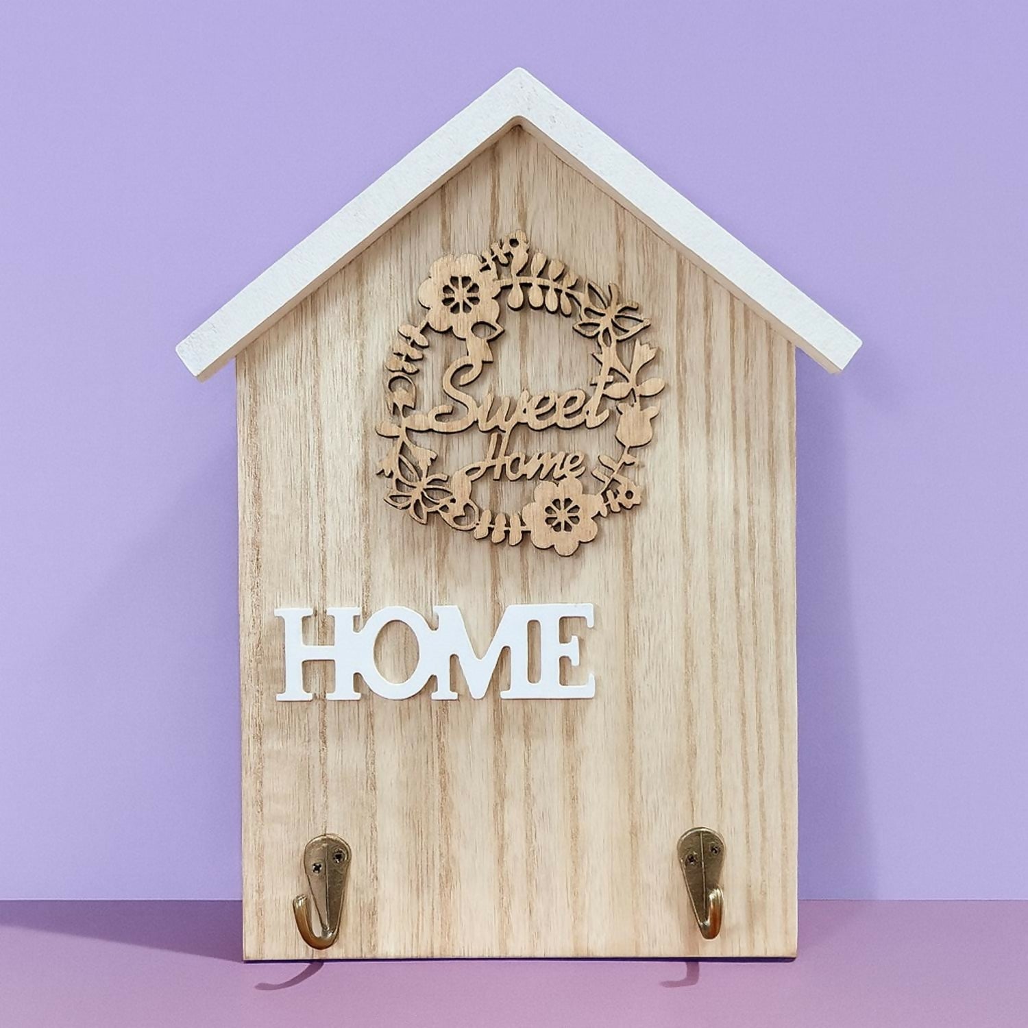 Rustic Wooden Wall Key Holder with “Sweet Home” Floral Engraving – Decorative House-Shaped Key Organizer with 2 Metal Hooks for Entryway, Living Room & Home Décor