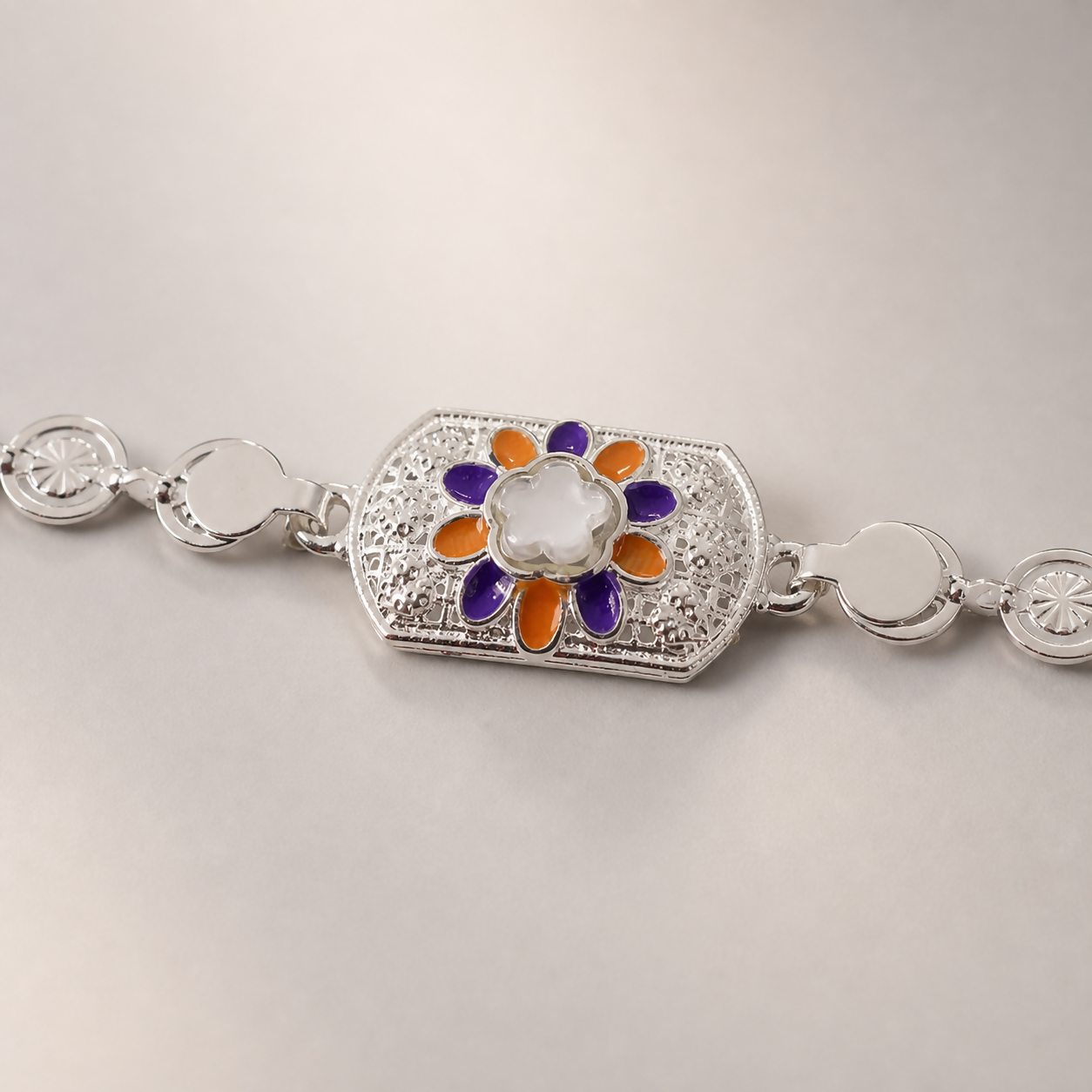 silver-rakhi-07-close-up