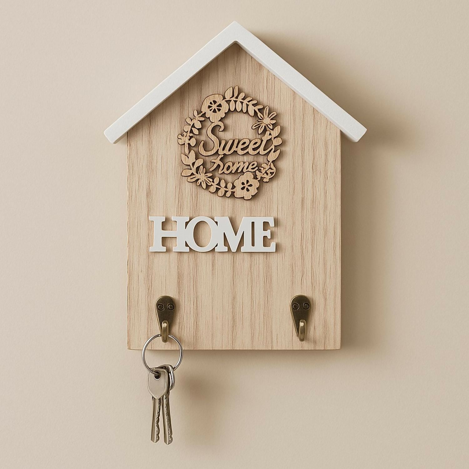 Rustic Wooden Wall Key Holder with “Sweet Home” Floral Engraving – Decorative House-Shaped Key Organizer with 2 Metal Hooks for Entryway, Living Room & Home Décor