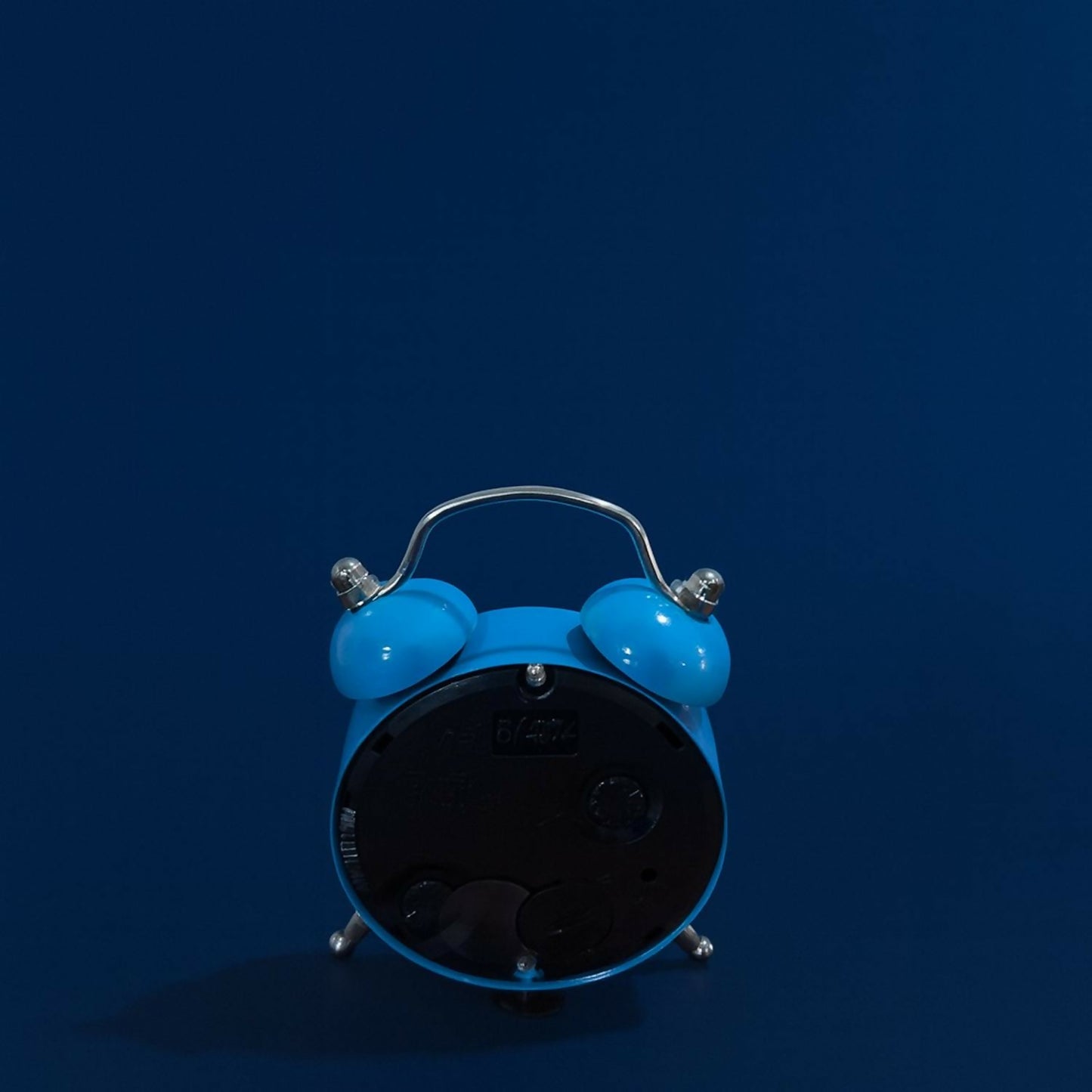 Classic Retro Mini Twin Bell Alarm Clock – Small Size Table Clock with Loud Ring, Battery Operated Analog Desk Clock for Study, Office, Kids Room & Home Decor (Blue, Portable Miniature Design)
