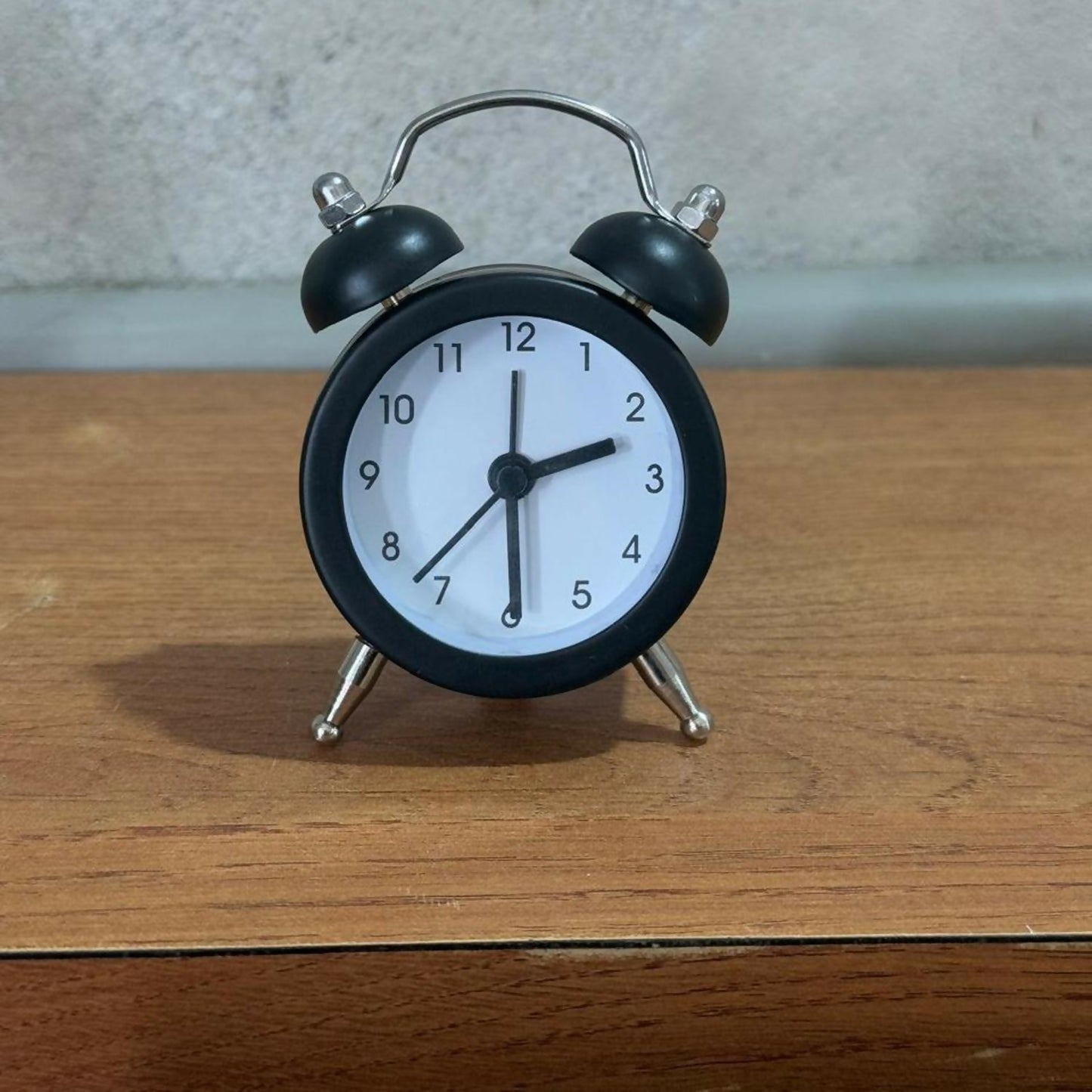 Mini Retro Analog Alarm Clock for Desk, Bedside & Home Décor – Silent Quartz Movement, Battery Operated, Compact Vintage Style Metal Twin Bell Clock – Ideal for Office Table, Study & Gifting (Black)