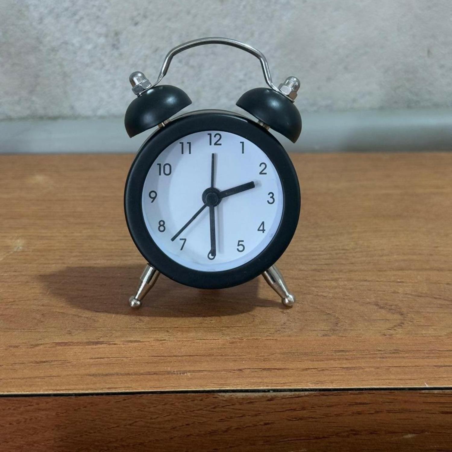 Mini Retro Analog Alarm Clock for Desk, Bedside & Home Décor – Silent Quartz Movement, Battery Operated, Compact Vintage Style Metal Twin Bell Clock – Ideal for Office Table, Study & Gifting (Black)