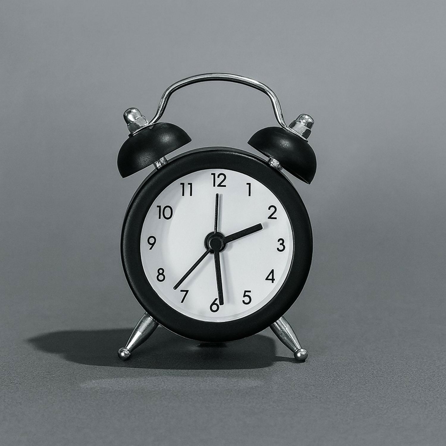 Mini Retro Analog Alarm Clock for Desk, Bedside & Home Décor – Silent Quartz Movement, Battery Operated, Compact Vintage Style Metal Twin Bell Clock – Ideal for Office Table, Study & Gifting (Black)