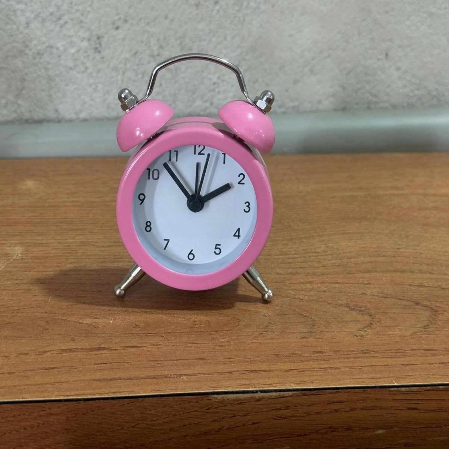 Mini Retro Twin Bell Alarm Clock for Bedroom & Study – Classic Loud Bell Table Clock with Night Light, Battery Operated Analog Quartz Desk Clock for Kids, Girls, Home & Office Decoration (Pink)