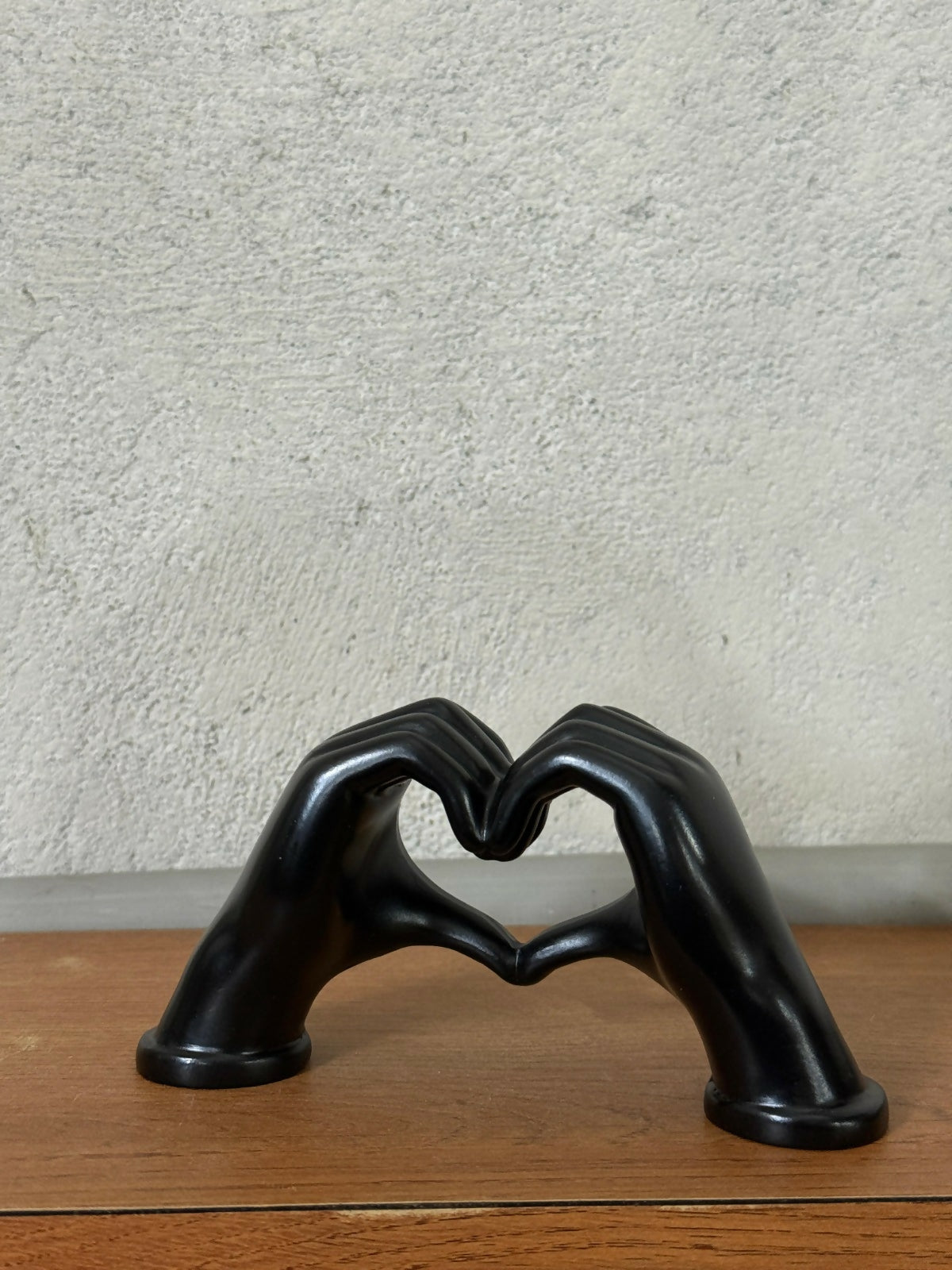 Black Heart Hands Sculpture Showpiece for Home Decor Romantic Gift