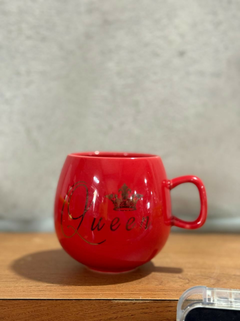 Luxury Red Ceramic "Queen" Mug with Glossy Finish – Elegant Round Coffee Cup for Women, Gift Mug for Her, Tea & Coffee Mug with Handle, Premium Decorative Drinkware for Home & Office