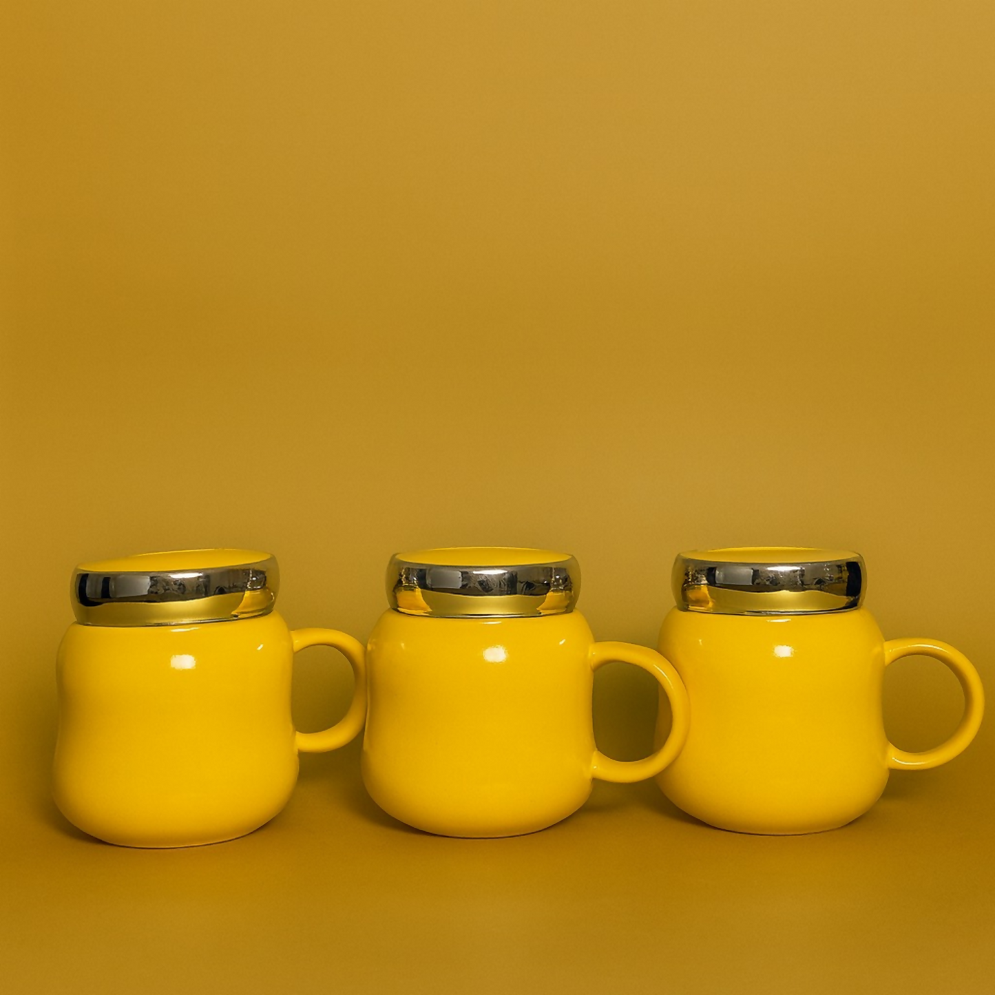 Cute Smiley Heart-Eyes Ceramic Mug with Lid & Handle | Adorable Yellow Coffee & Tea Cup for Home, Office & Gifting | Premium Glossy Finish Emoji Style Mug for Hot Beverages, Milk, Tea, Coffee & Cocoa