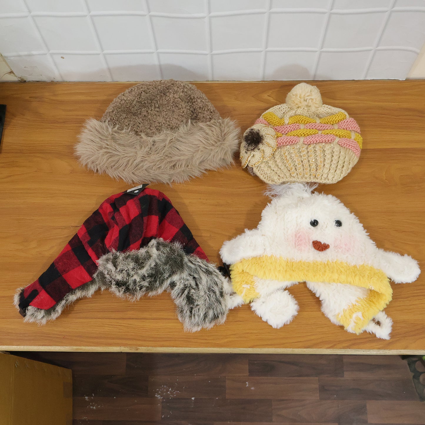 Model wearing all-season woolen and summer cap