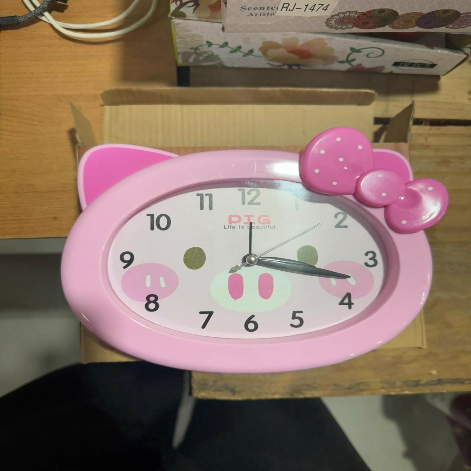 Cute Piggy Design Pink Table Clock with Bow – Cartoon Style Analog Quartz Alarm Clock for Kids Room, Bedroom & Home Decor, Silent Movement Study Desk Clock (Plastic, Battery Operated)