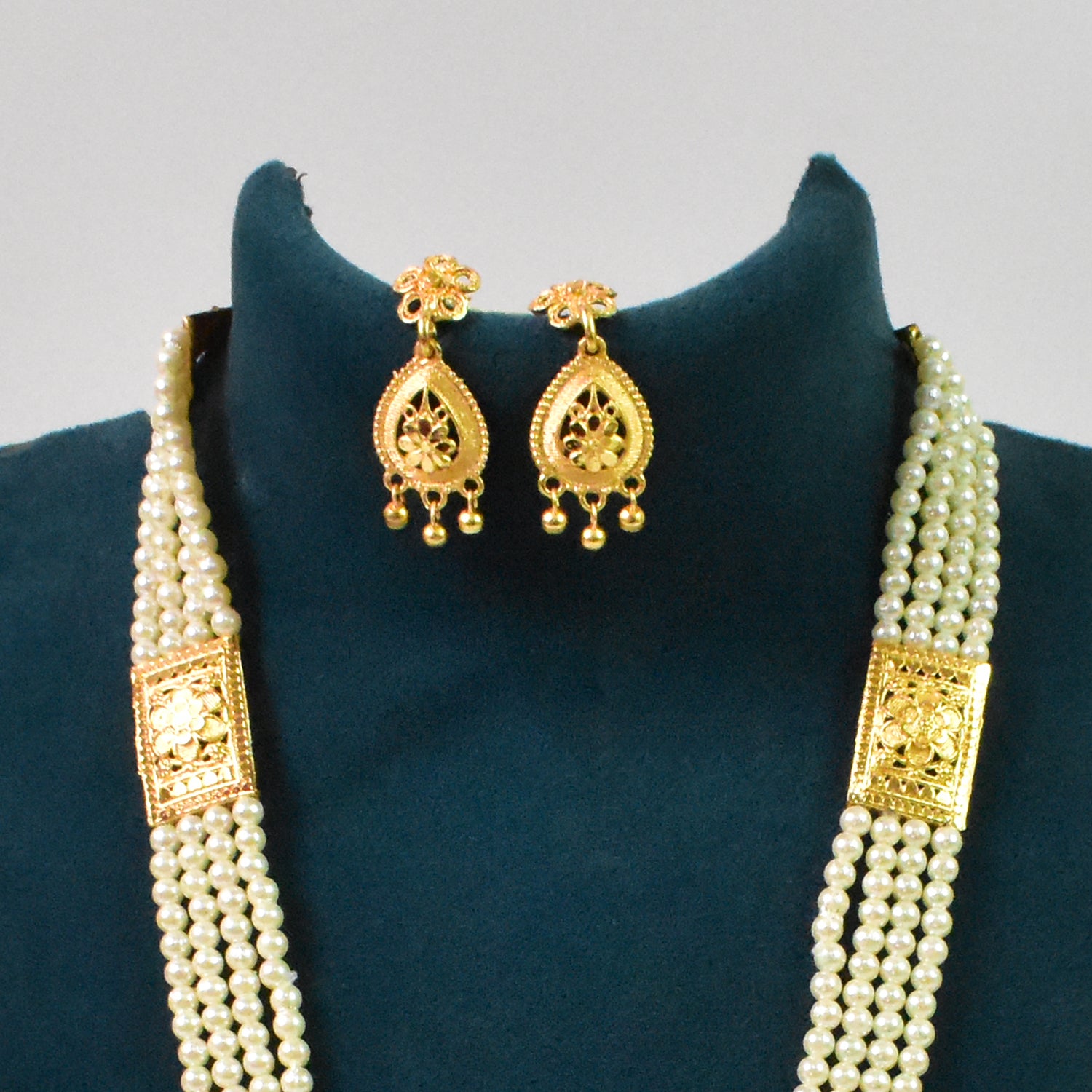 Moti Pearl Necklace Set - Radiance and Style Combined