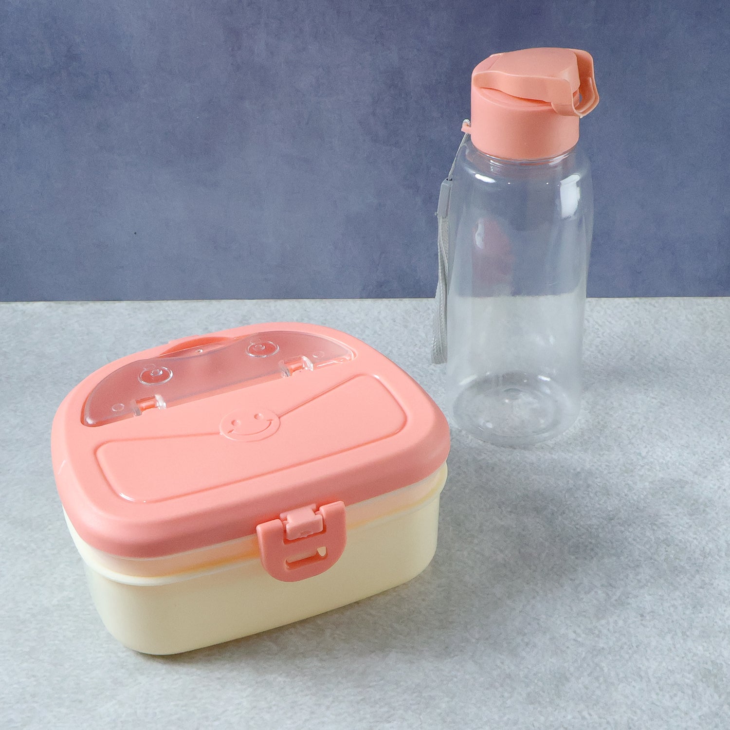 Side angle of lunch box with bottle