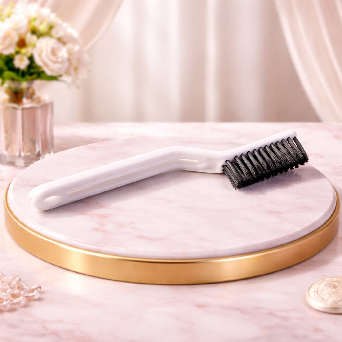 Side view of ergonomic cleaning brush