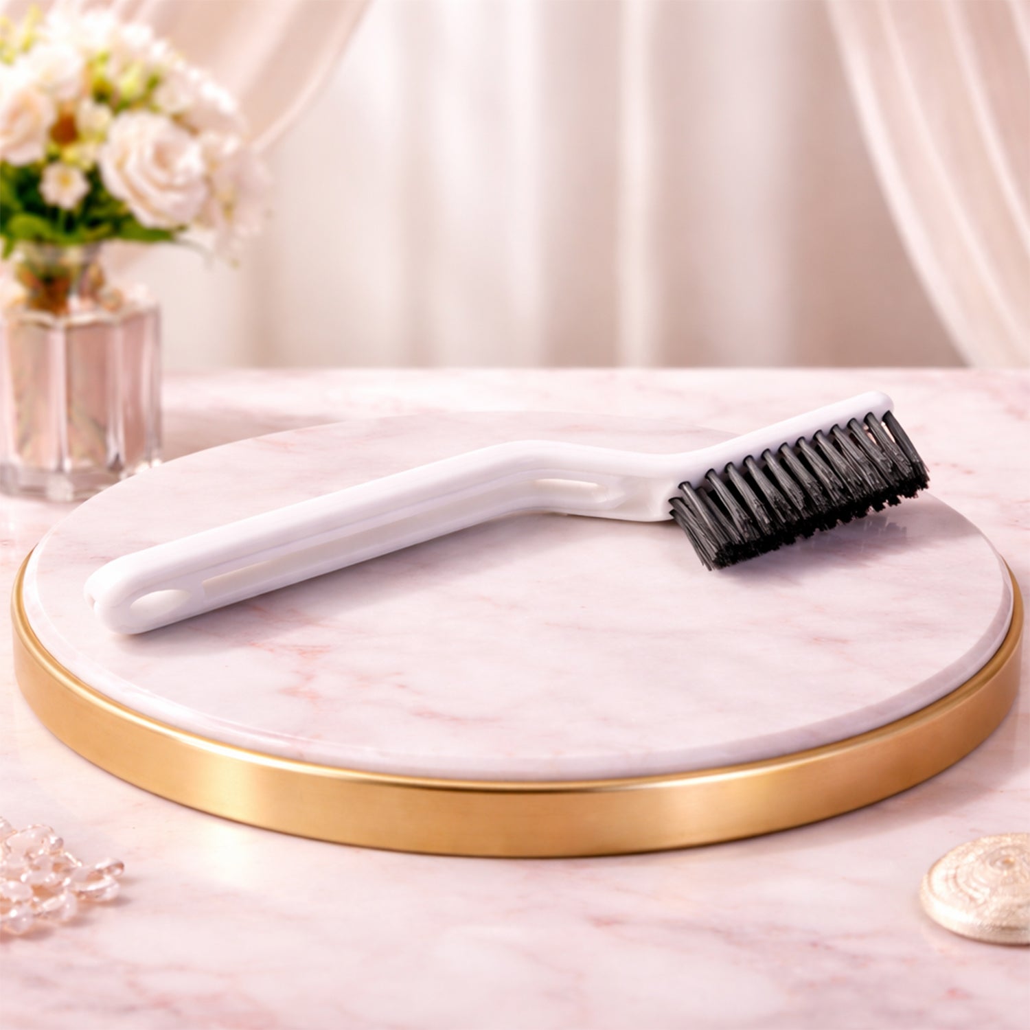 Side view of ergonomic cleaning brush