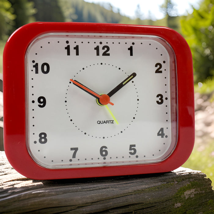 Compact Analog Alarm Clock – Easy, Reliable, and Elegant