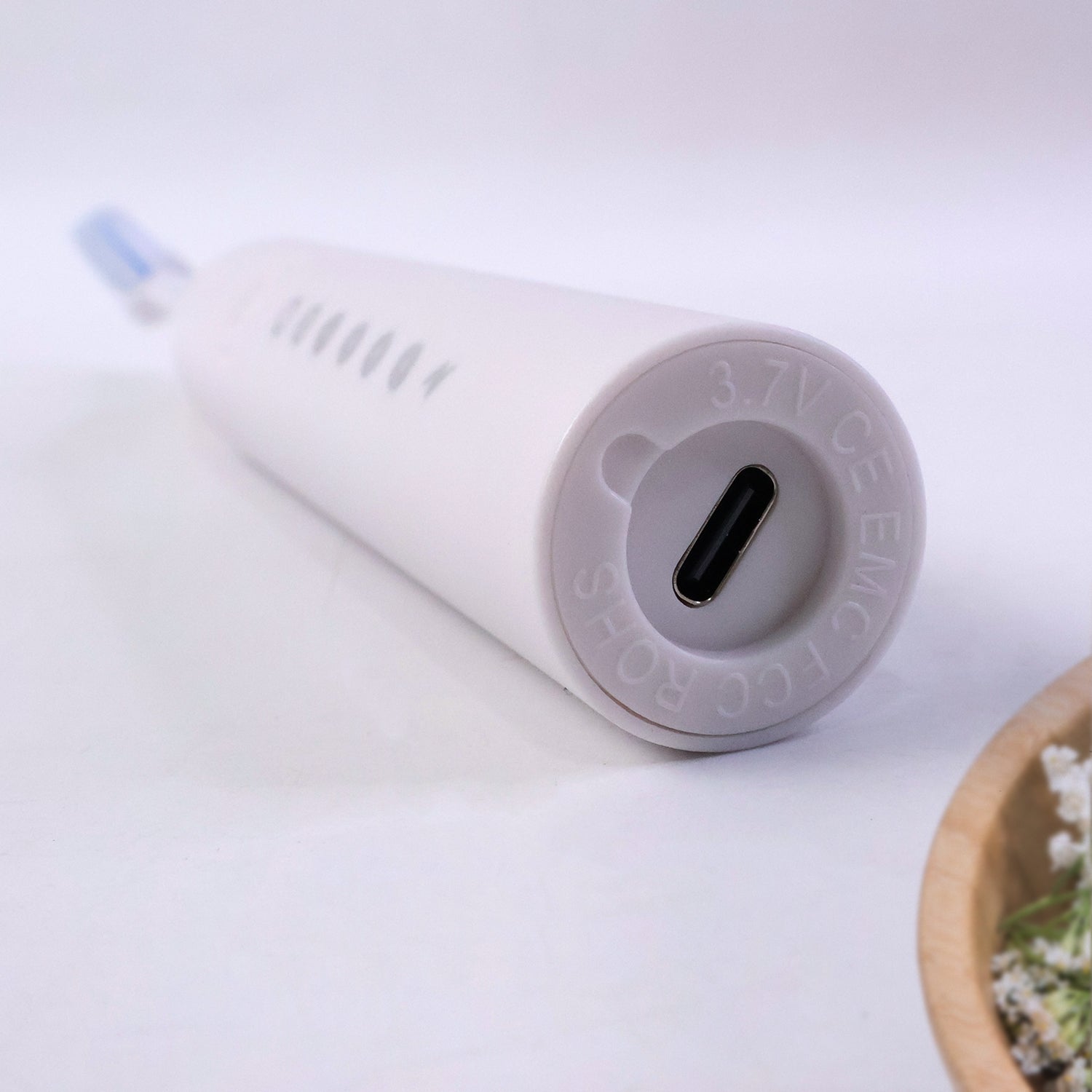 Electric toothbrush ergonomic handle detail