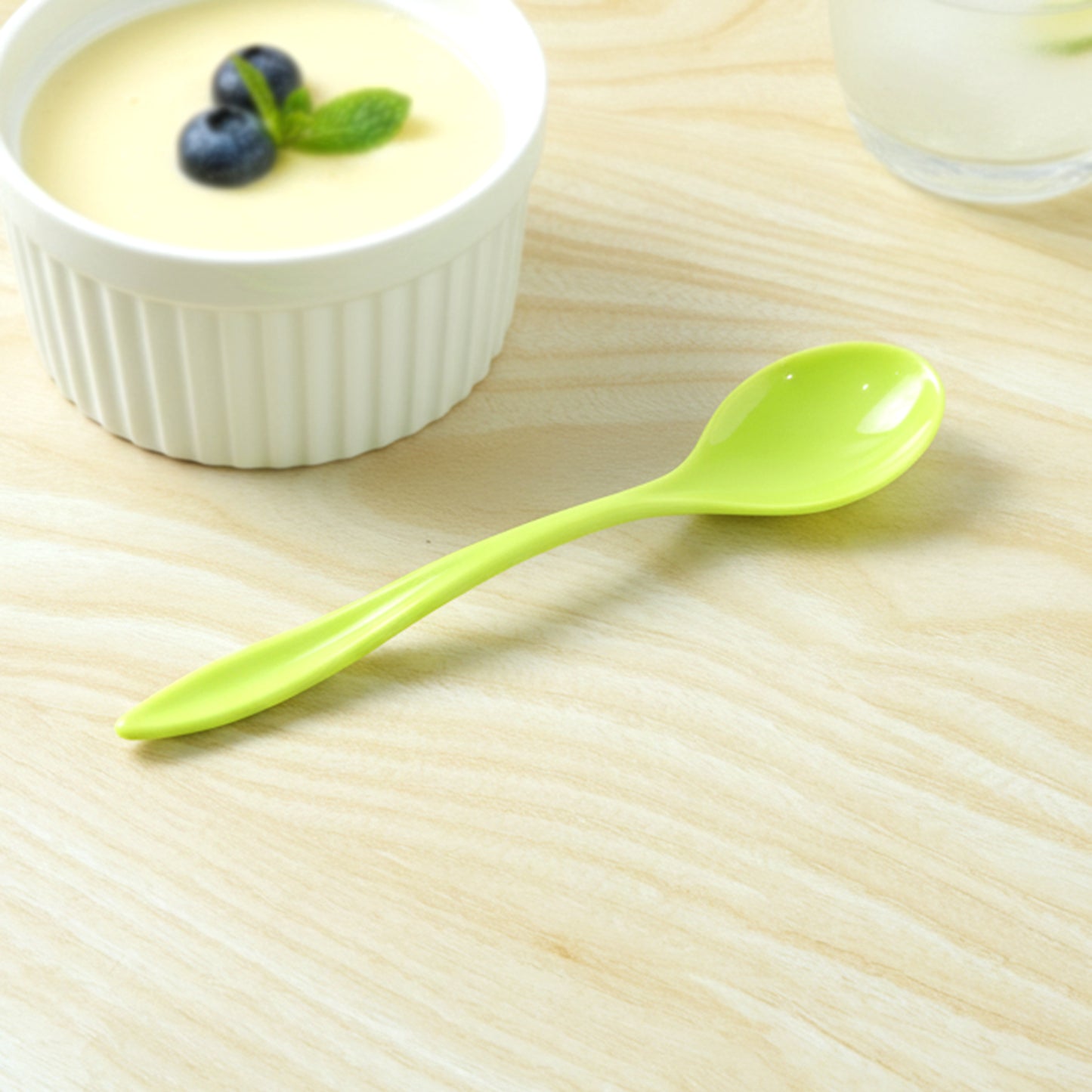 Fancy spoon with smooth handle design