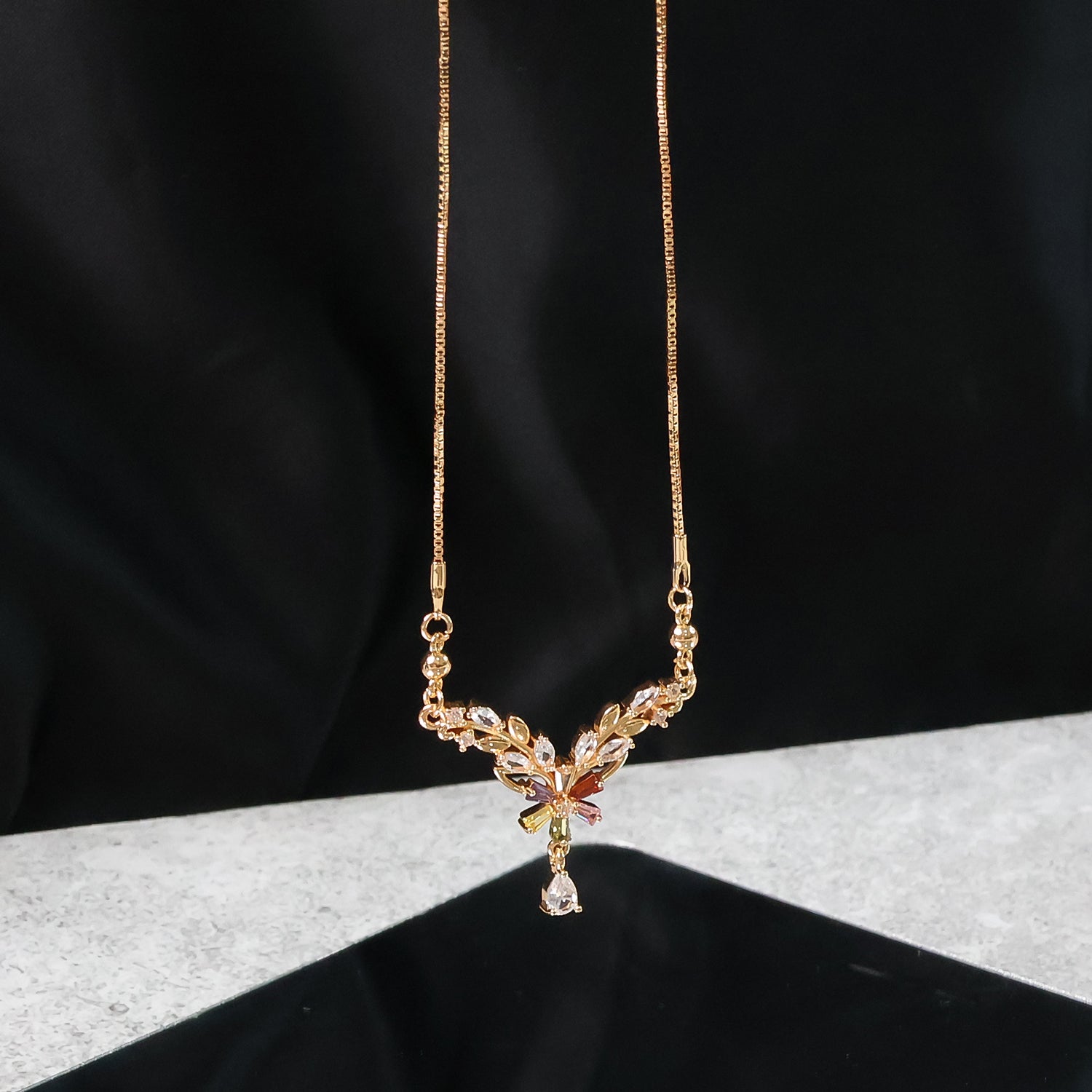 Graceful Gold-Plated Leaf Design Pendant Necklace for Women