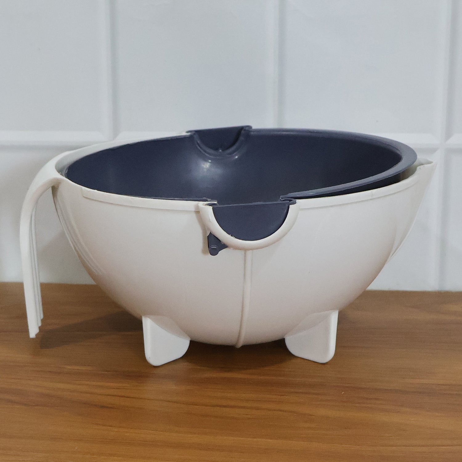 Strainer bowl used for rinsing fruits and vegetables